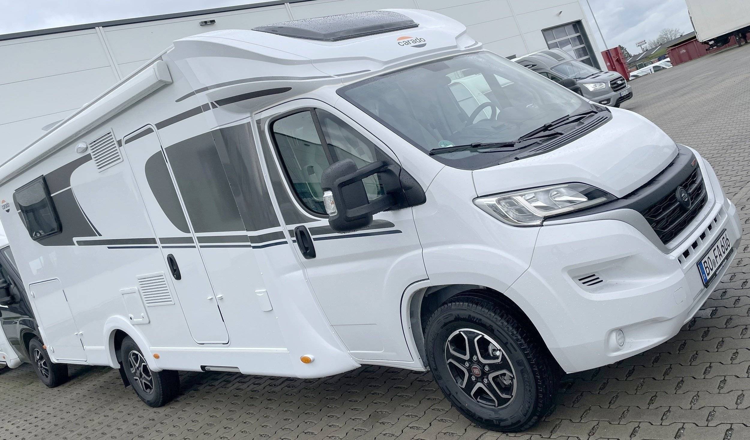 schräge Vorderansicht Fiat FIAT DUCATO - Yescapa