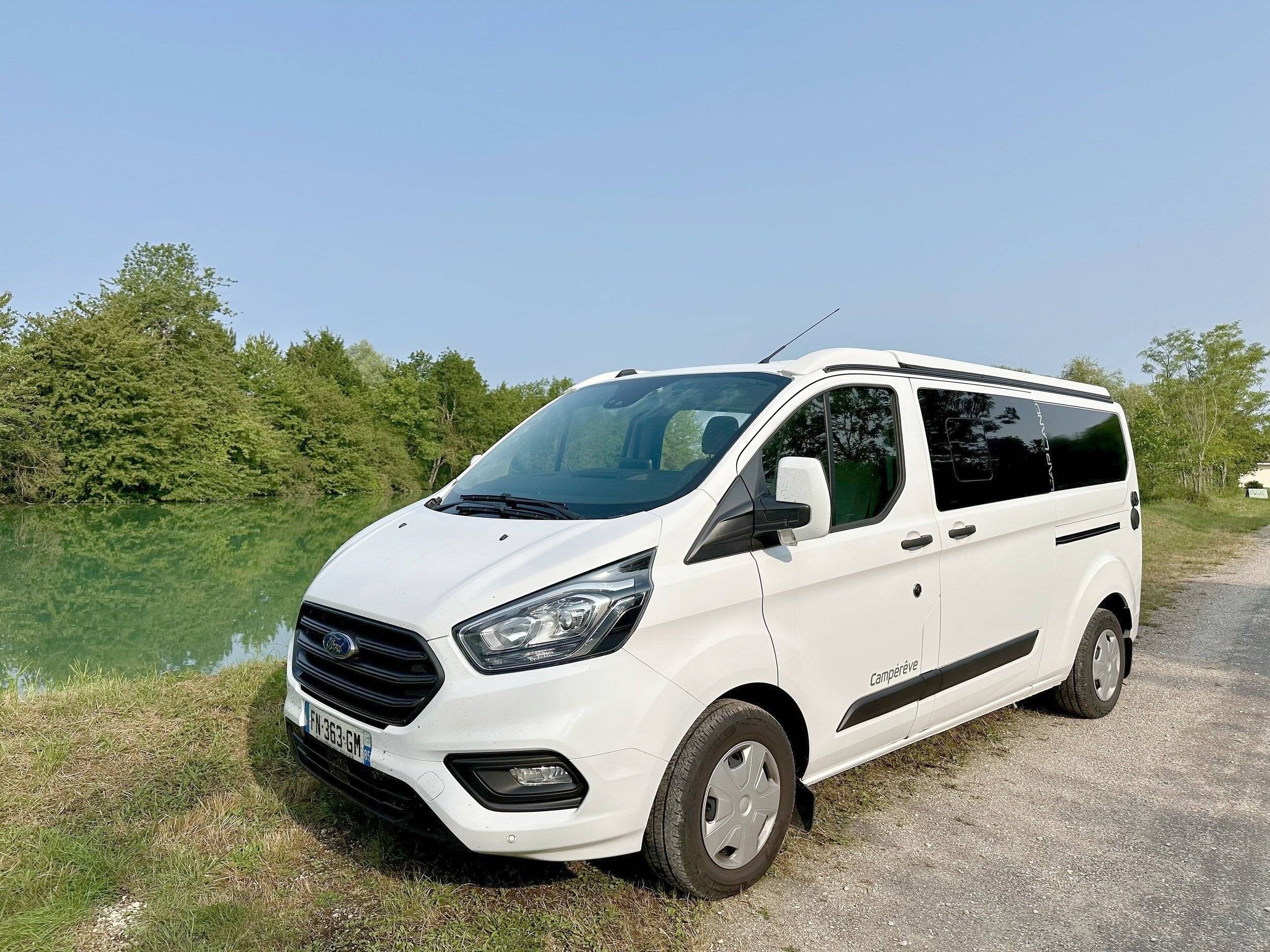 Vue avant de 3/4 Ford - Yescapa