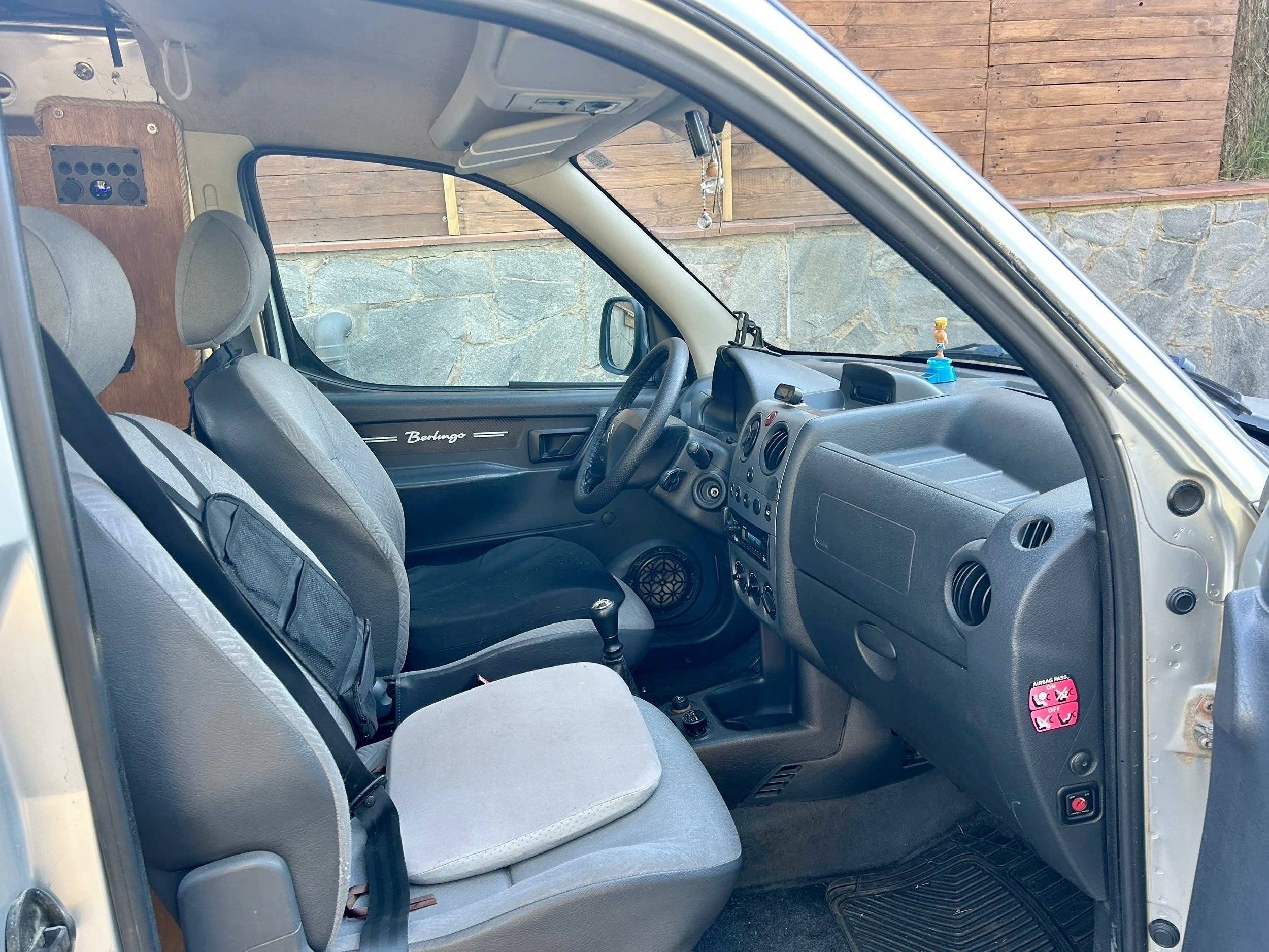 Cabina de condução Citroën Berlingo minicamper - Yescapa
