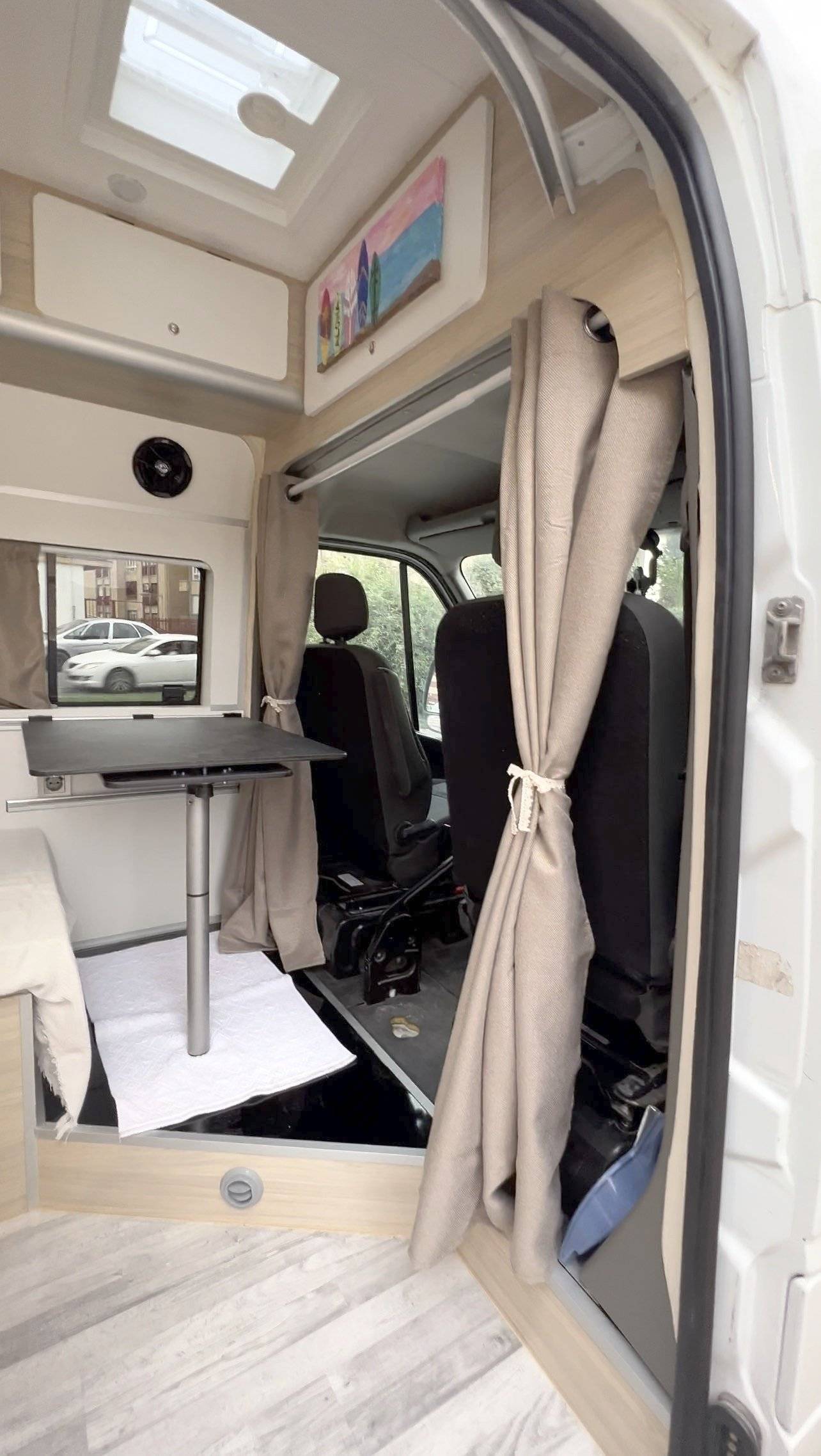 Dining Area Renault Master 2,3 l 125 ch - Yescapa