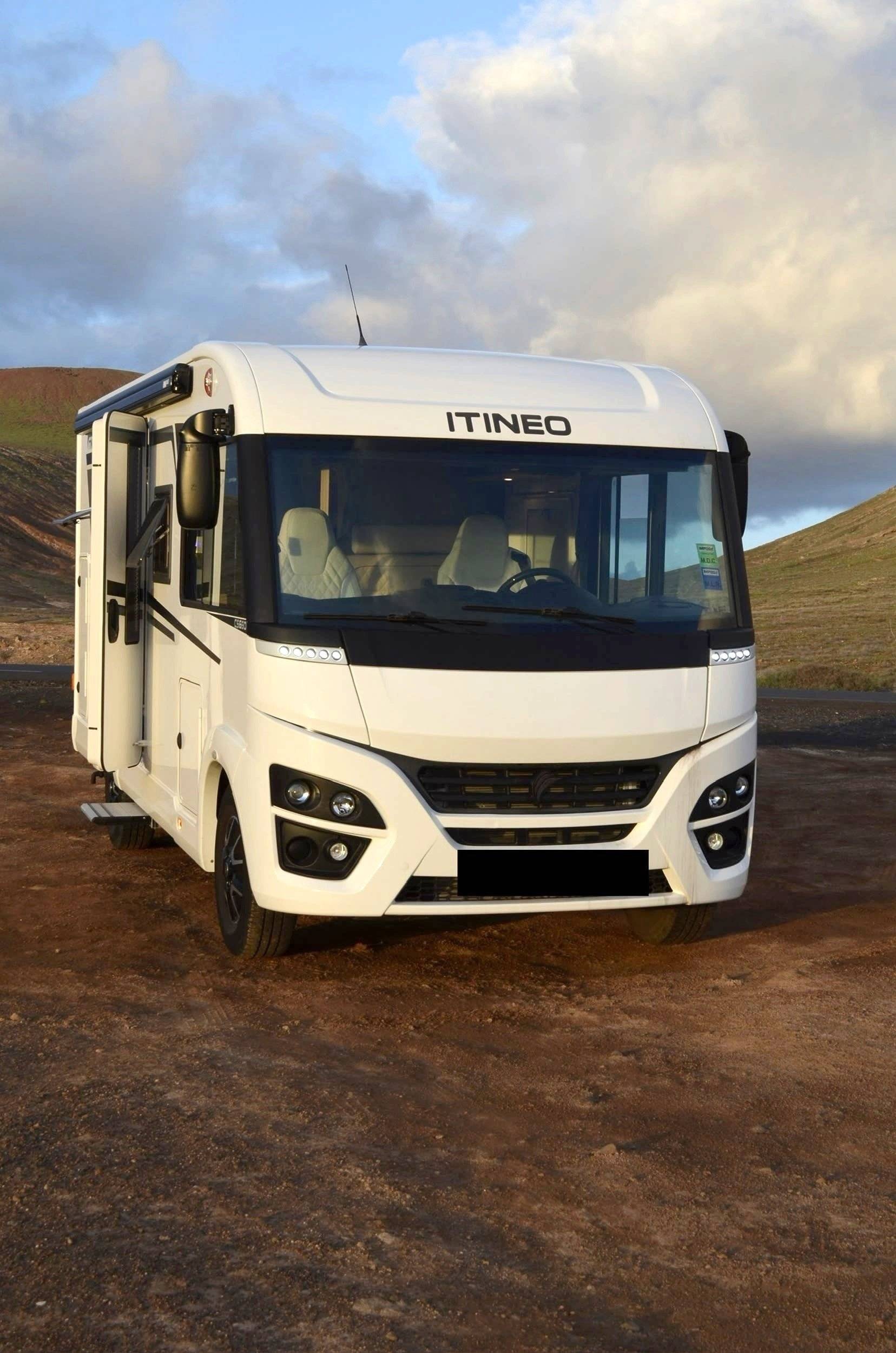 Front view from 3/4 Peugeot - Yescapa