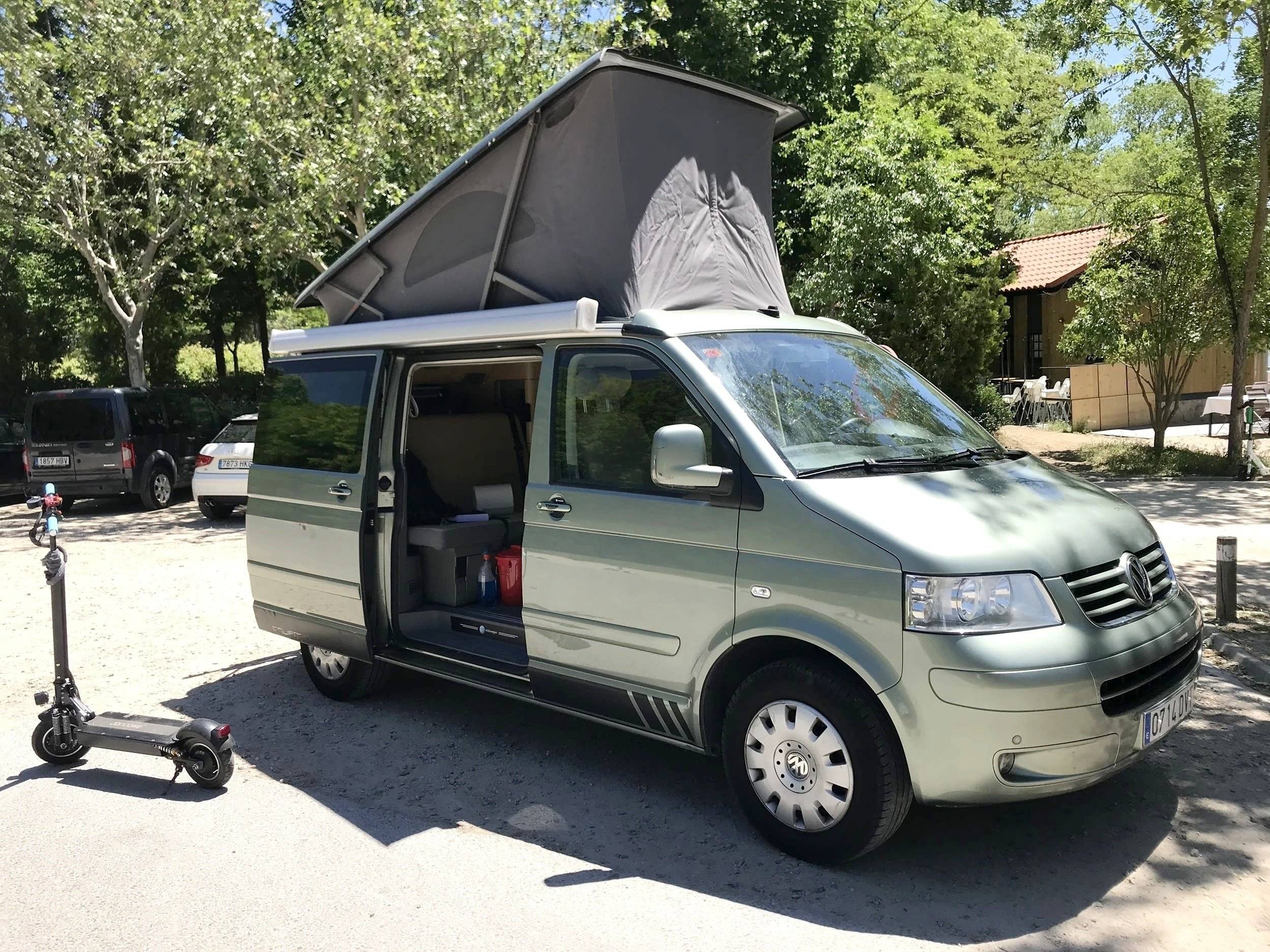 Vista del vehículo ángulo delantero Volkswagen Volkswagen T5 California 174ch - Yescapa