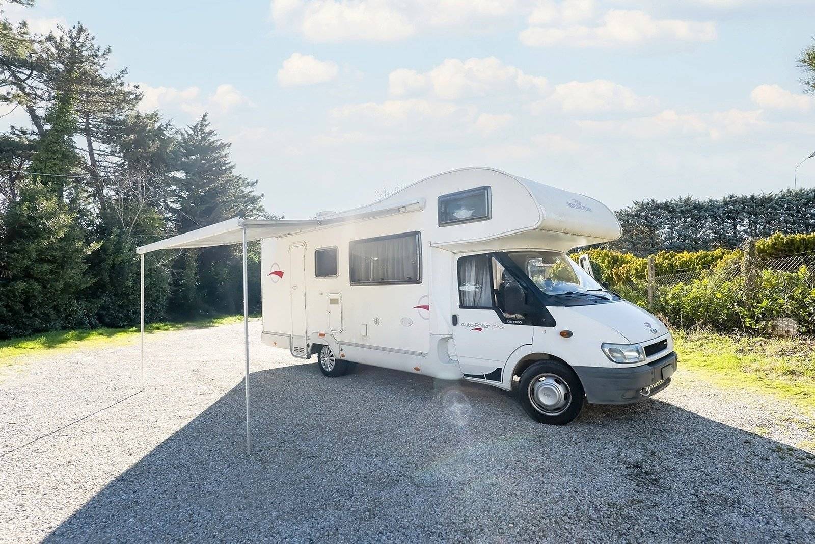 Voorkant 3/4 Ford Transit 2,4 l 115 ch - Yescapa