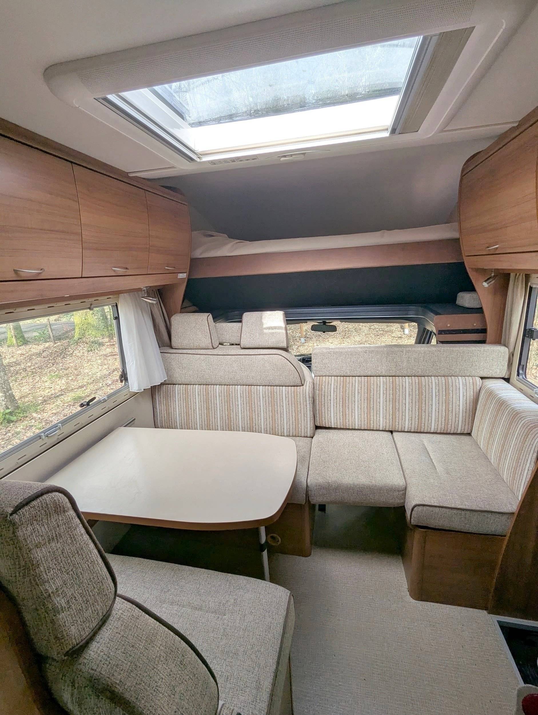 Comedor Ford Transit 2,2 l TDCi 140 ch. - Yescapa