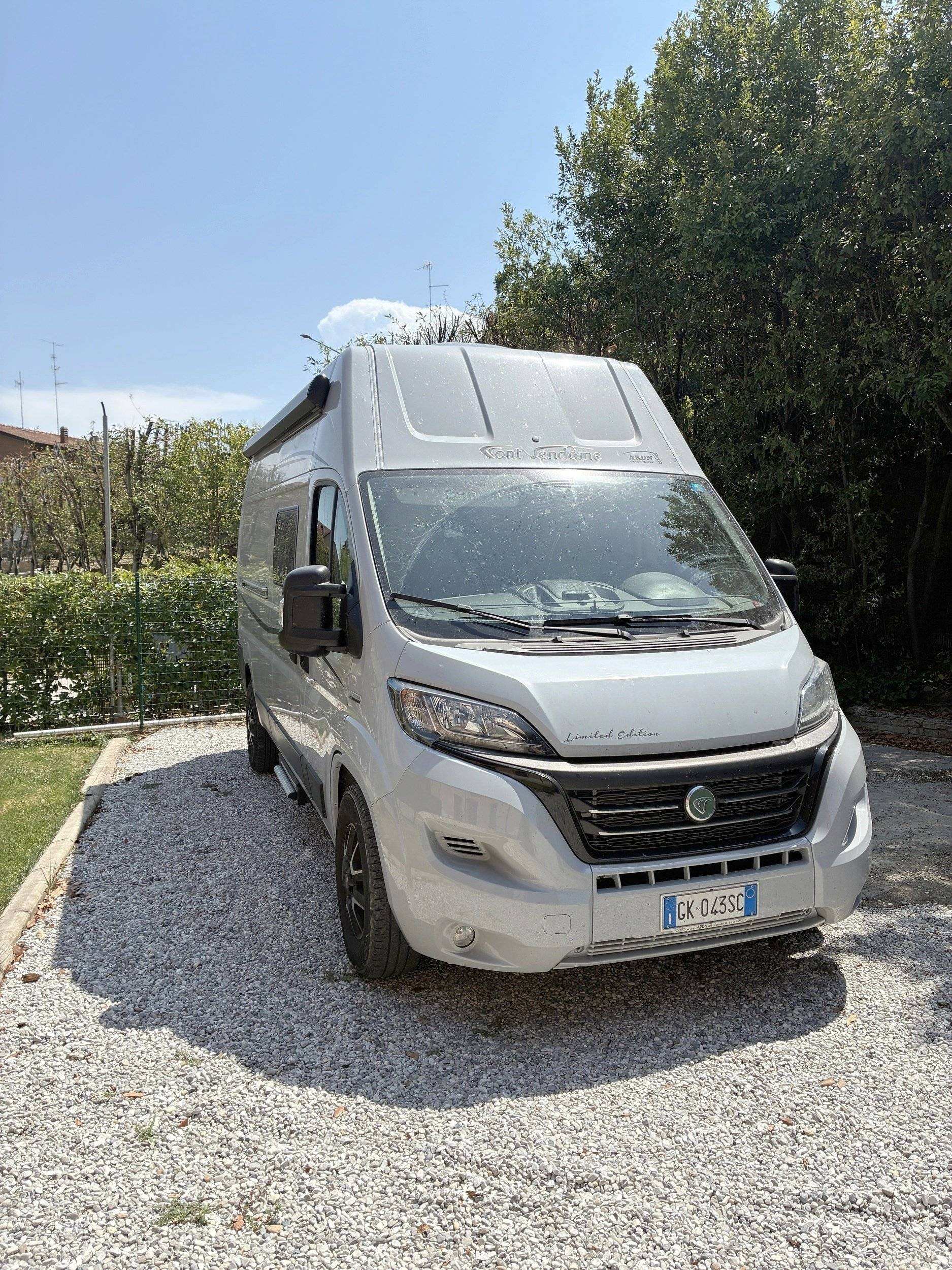 Vista de 3/4 Fiat Ducato 2,3 l 140 Multijet - Yescapa