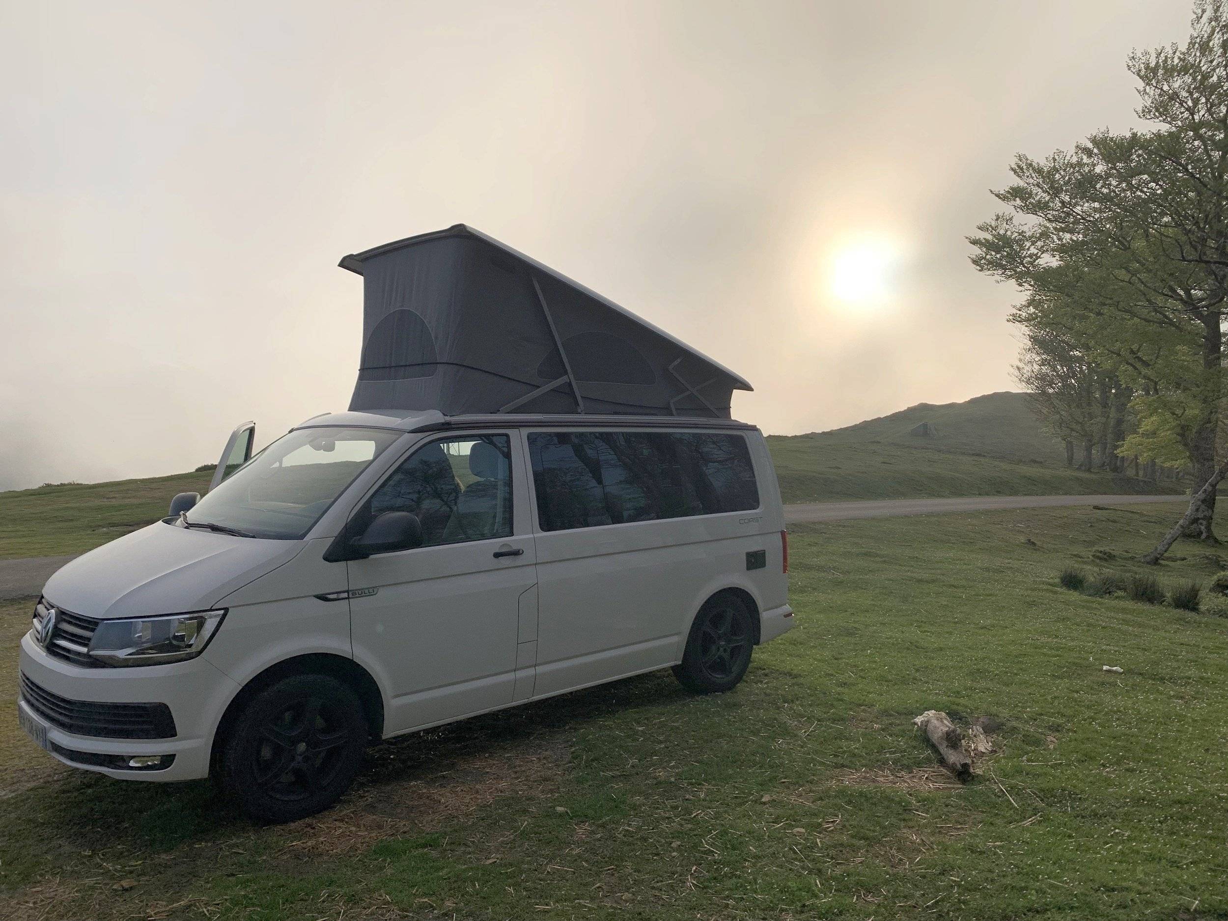 schräge Vorderansicht Volkswagen T6 2,0 l 150 - Yescapa