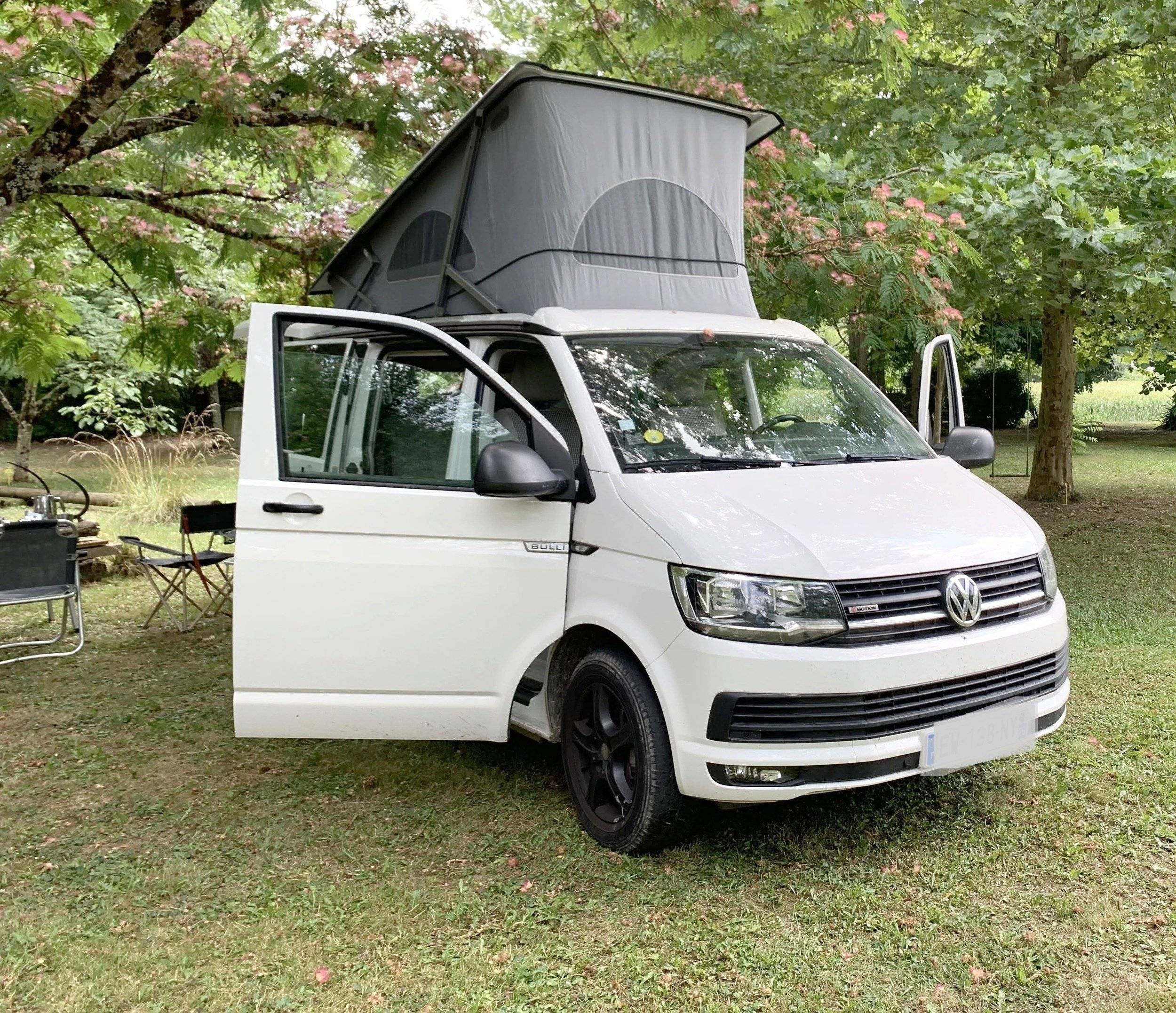 Vista del vehículo ángulo delantero Volkswagen T6 2,0 l 150 - Yescapa