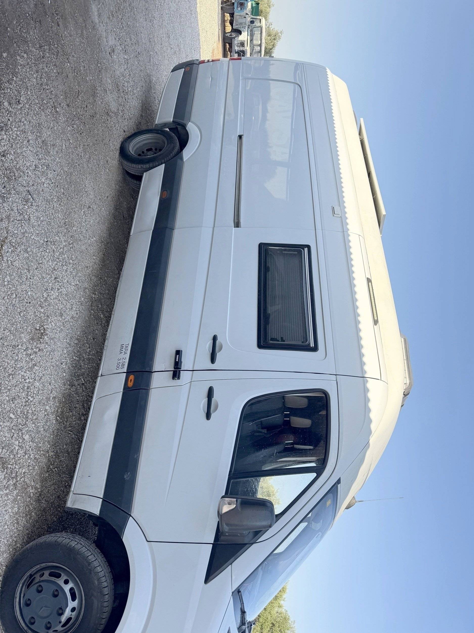 Front view from 3/4 Mercedes Sprinter 2,15 l 163 ch - Yescapa