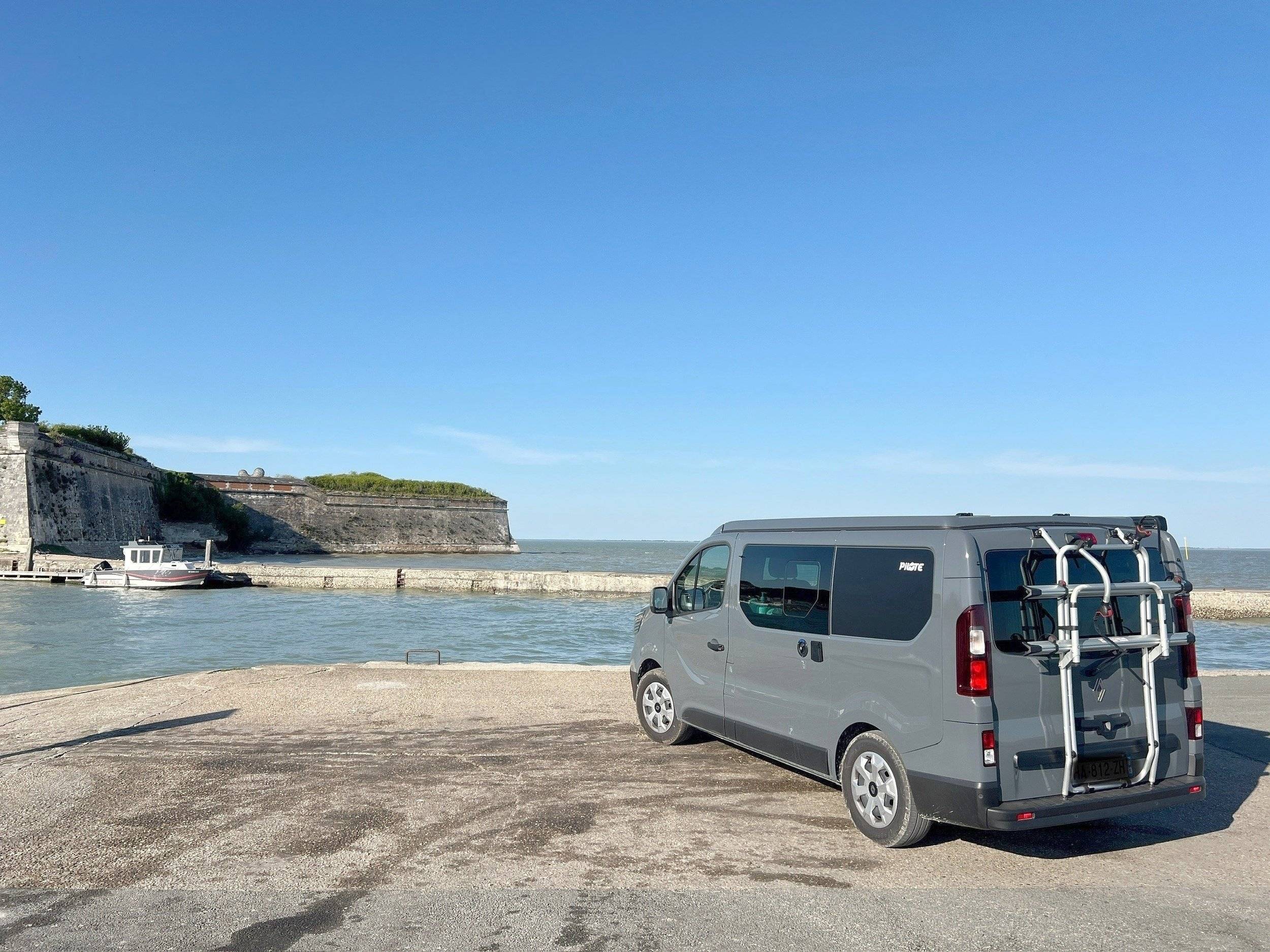 Vista del vehículo ángulo delantero Renault Trafic 2,5 l 150 ch - Yescapa