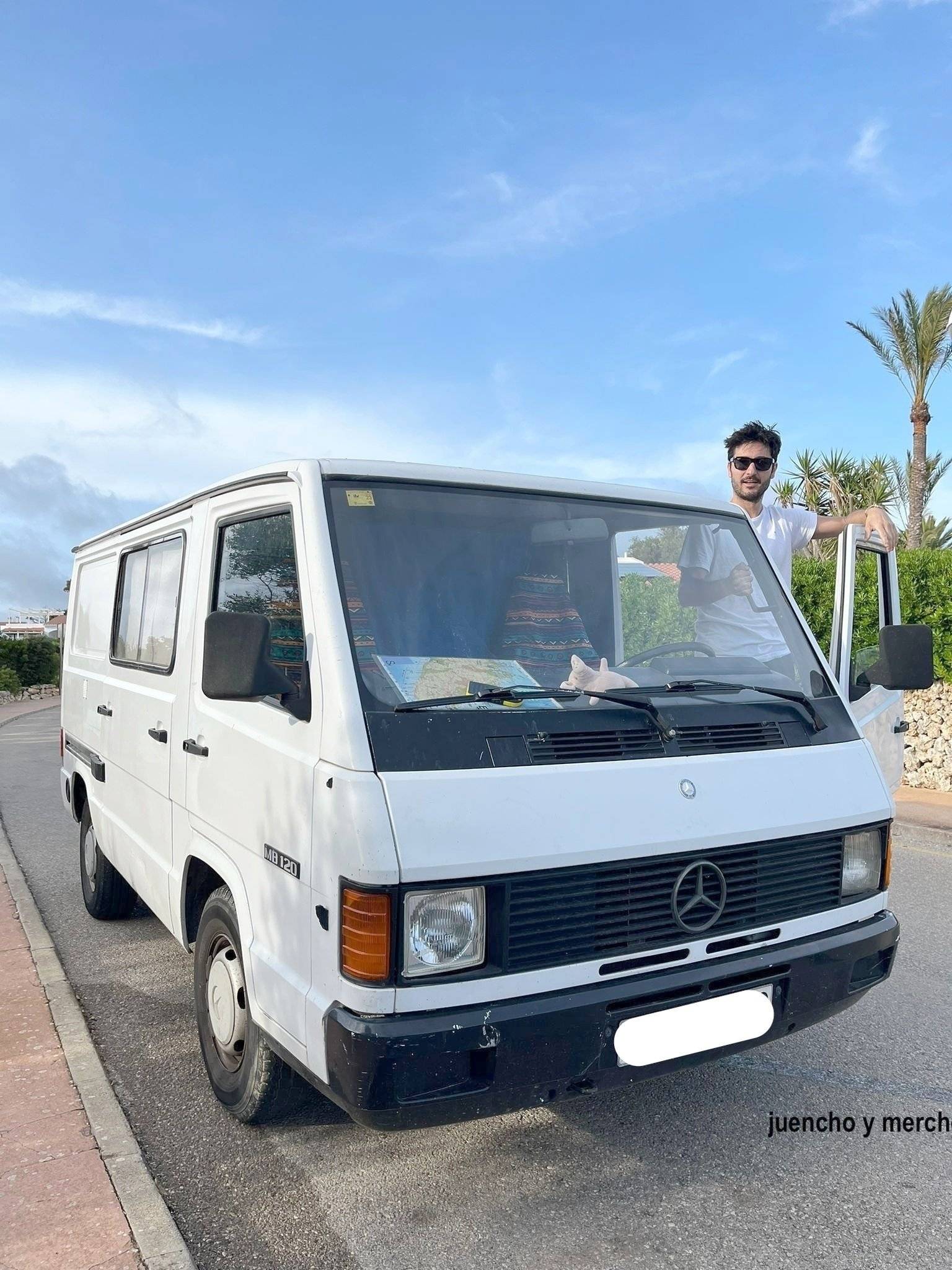 Front view from 3/4 Mercedes Mercedes MB 100 D - Yescapa