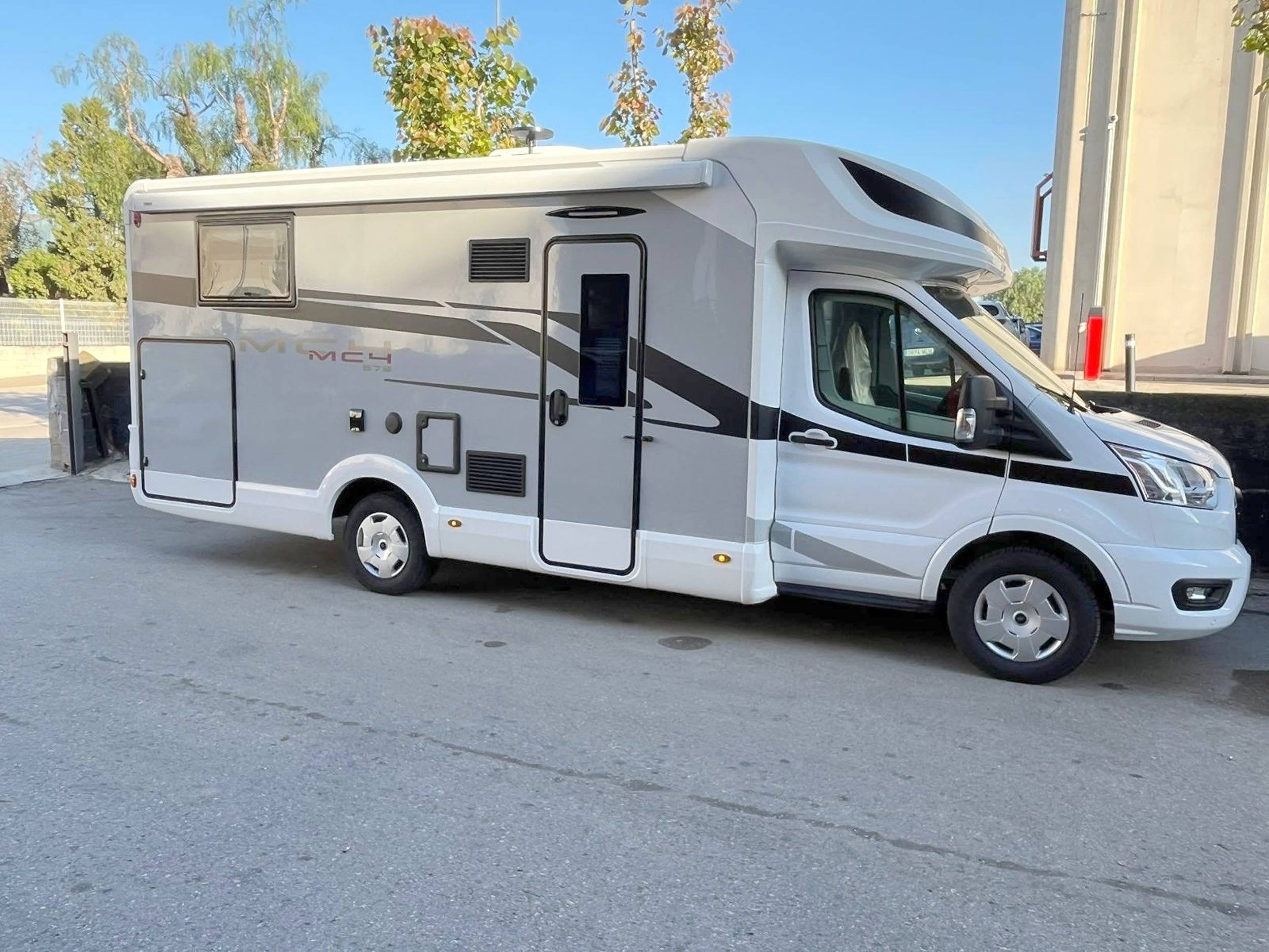 Vista del vehículo ángulo delantero Ford Transit 2,0 l 170 ch - Yescapa