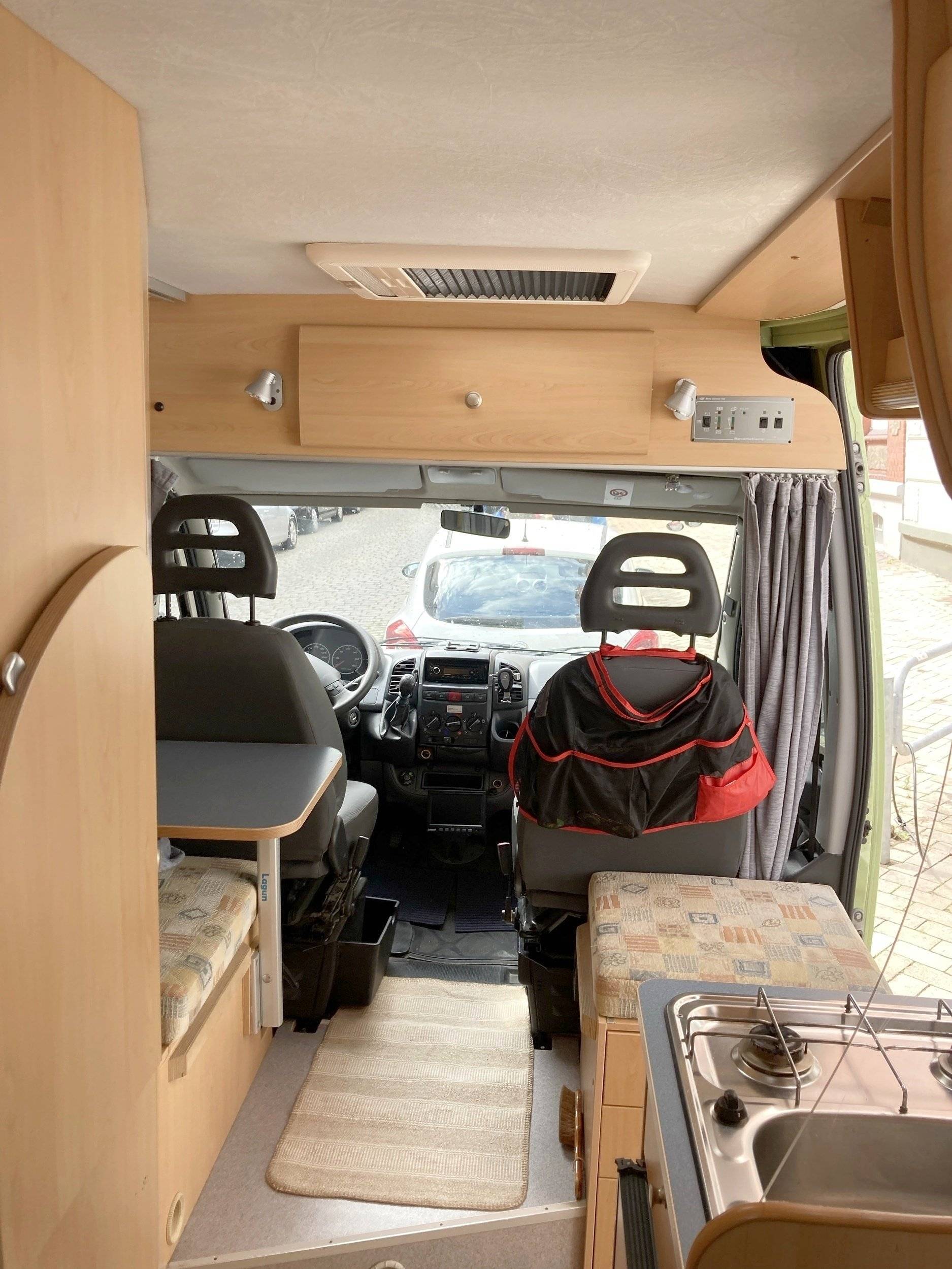Dining Area Citroën Jumper 2,8 HDI - Yescapa