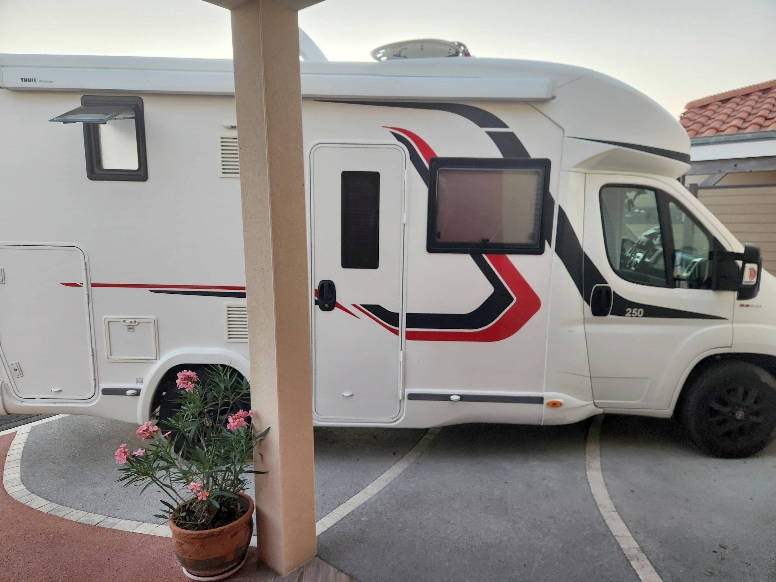 Vue avant de 3/4 Fiat - Yescapa