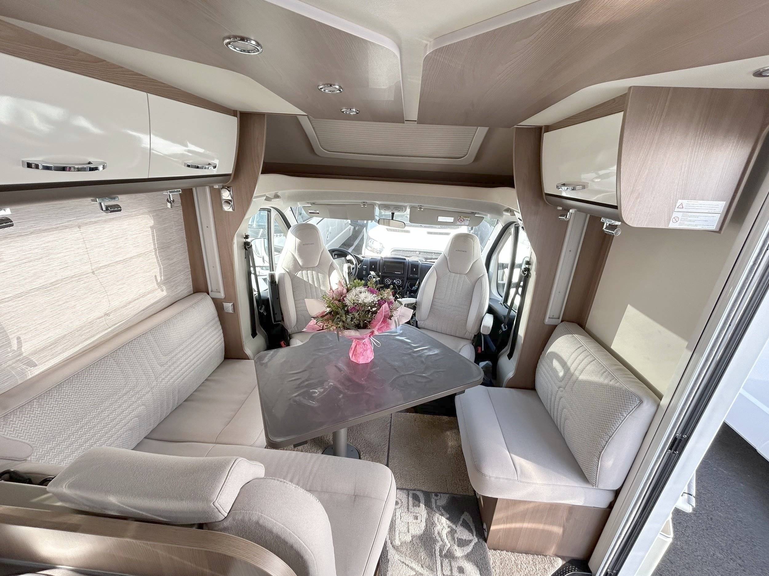 Dining Area Fiat Ducato 2,3 l Al-Ko 160 ch. - Yescapa