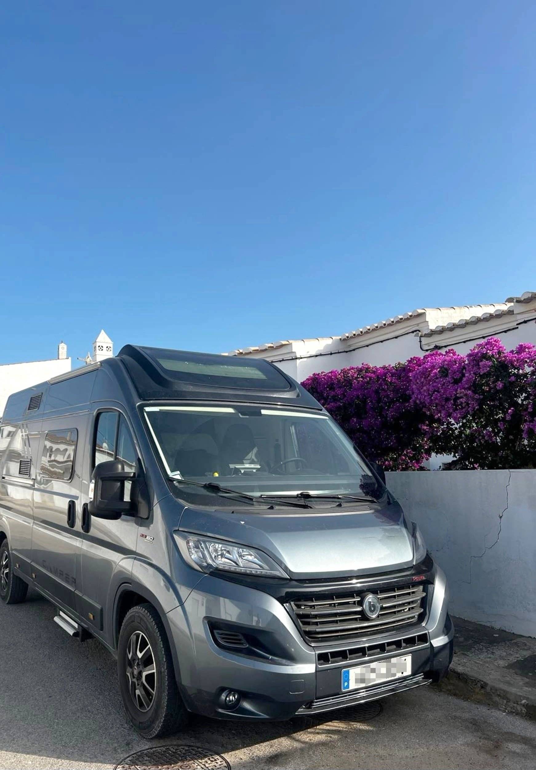 Vue avant de 3/4 Fiat Ducato 2,3 160 ch. - Yescapa