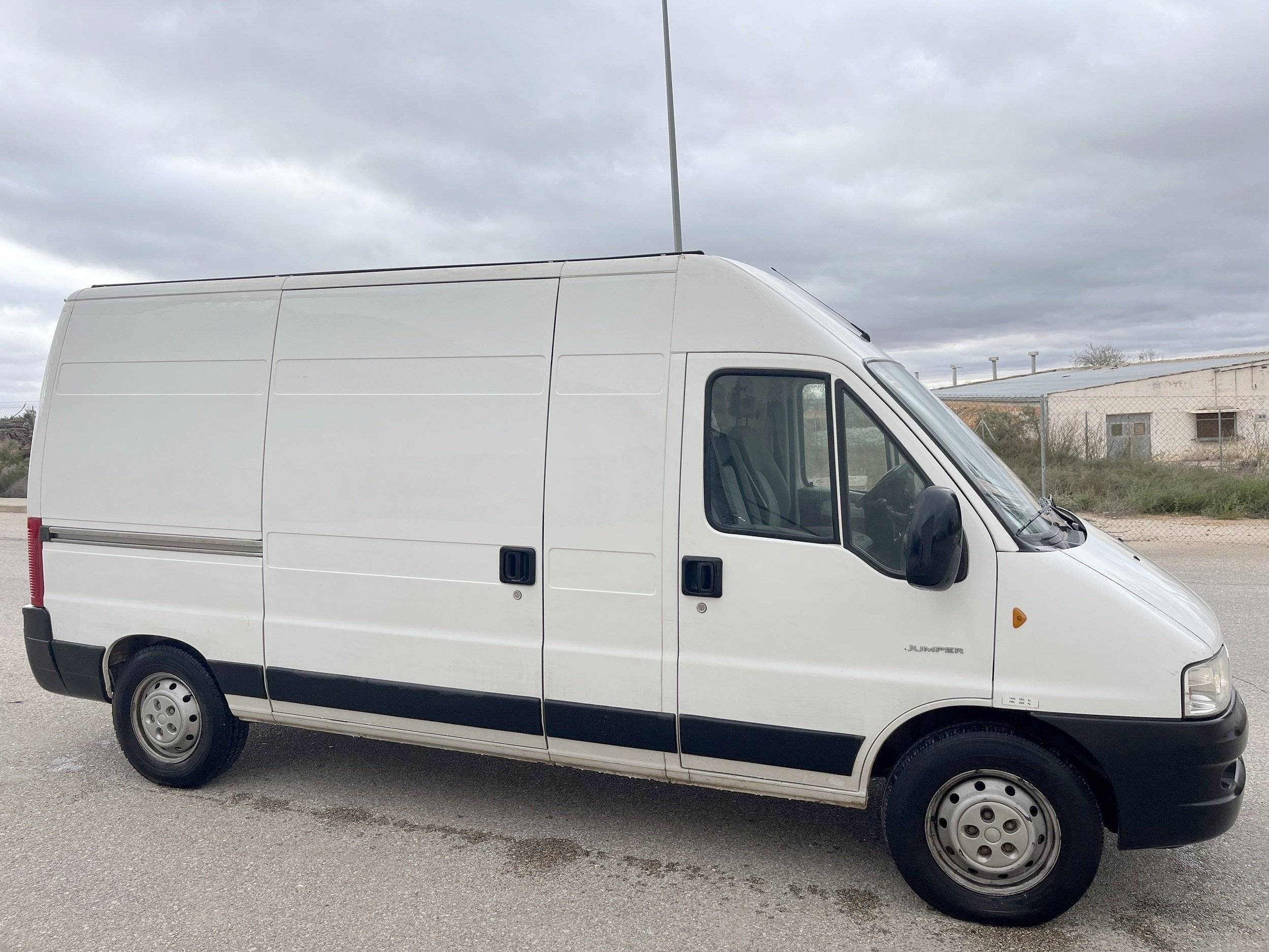 Front view from 3/4 Citroën Jumper 2,0 l 130 ch - Yescapa