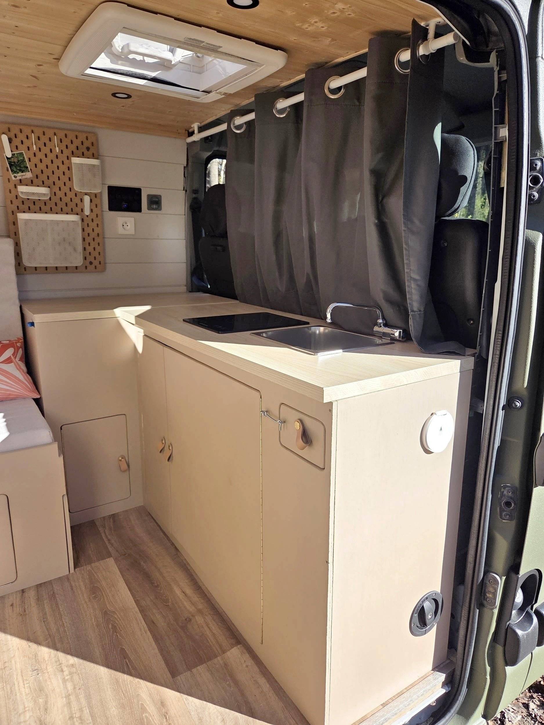 Berth Renault Master 2,5 l dCi 120 ch. - Yescapa