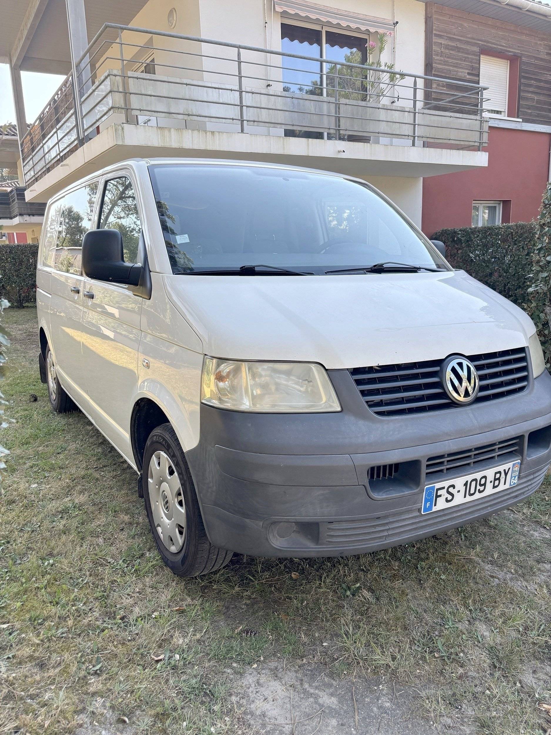 Vue avant de 3/4 Volkswagen T5 2,0 l 102 ch - Yescapa