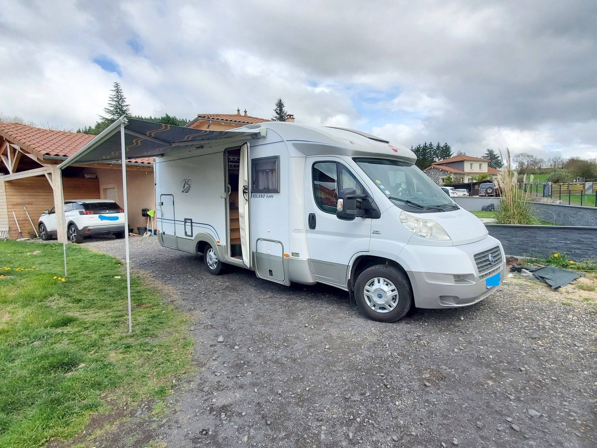 Vue avant de 3/4 Fiat FIAT DUCATO 2.3 multjet 130 cv - Yescapa