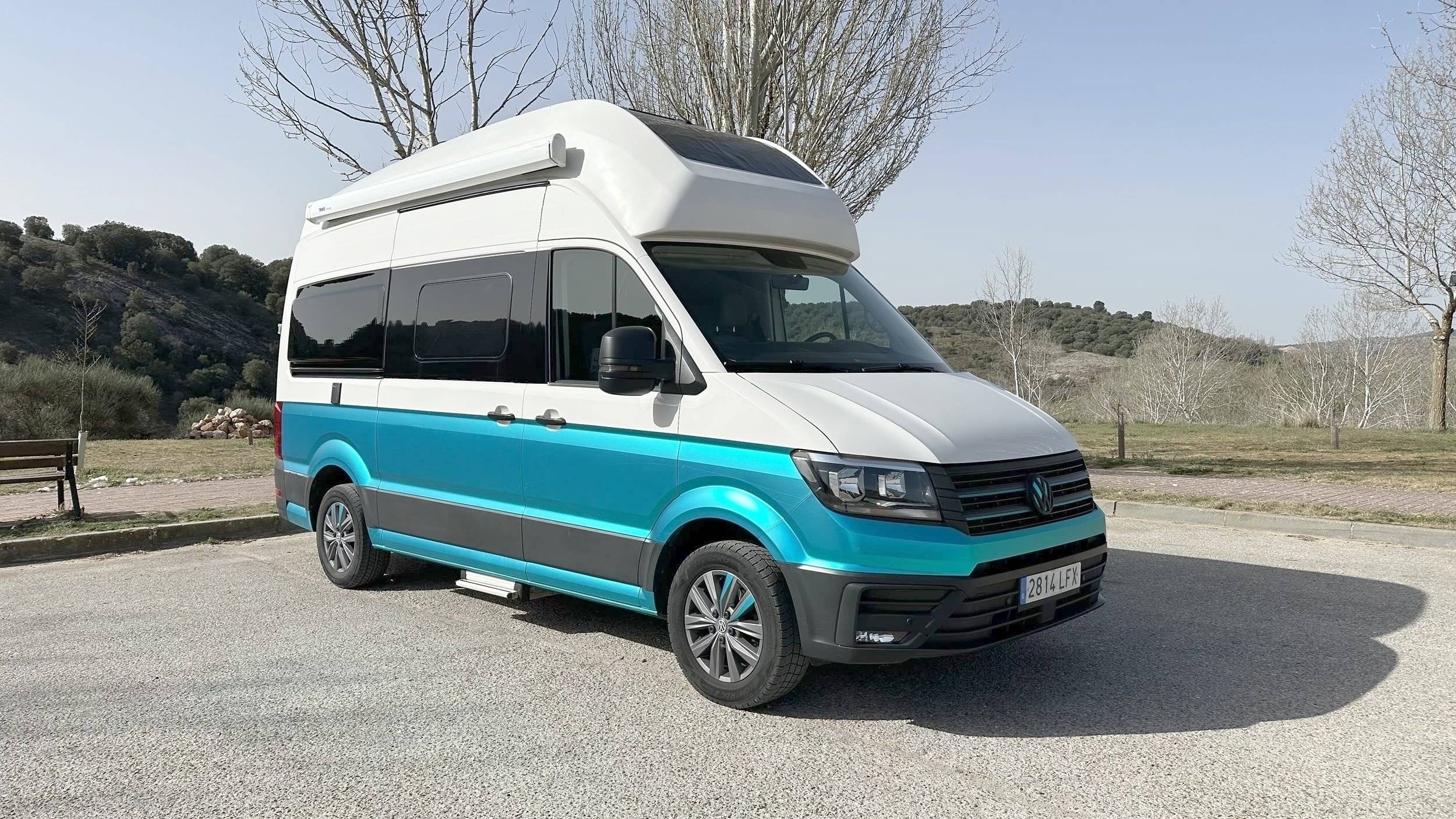 Vista del vehicle angle davanter Volkswagen Grand California 600 - Yescapa