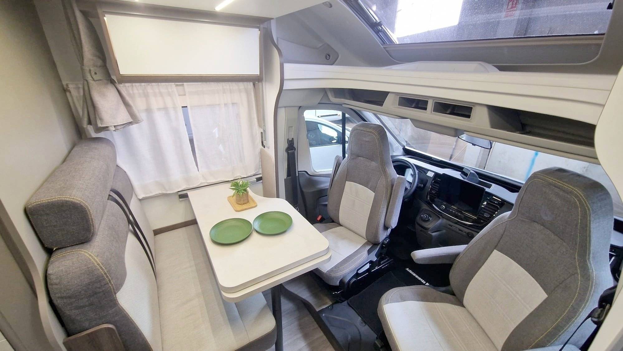 Dining Area Ford Benimar tesoro 440 up - Yescapa