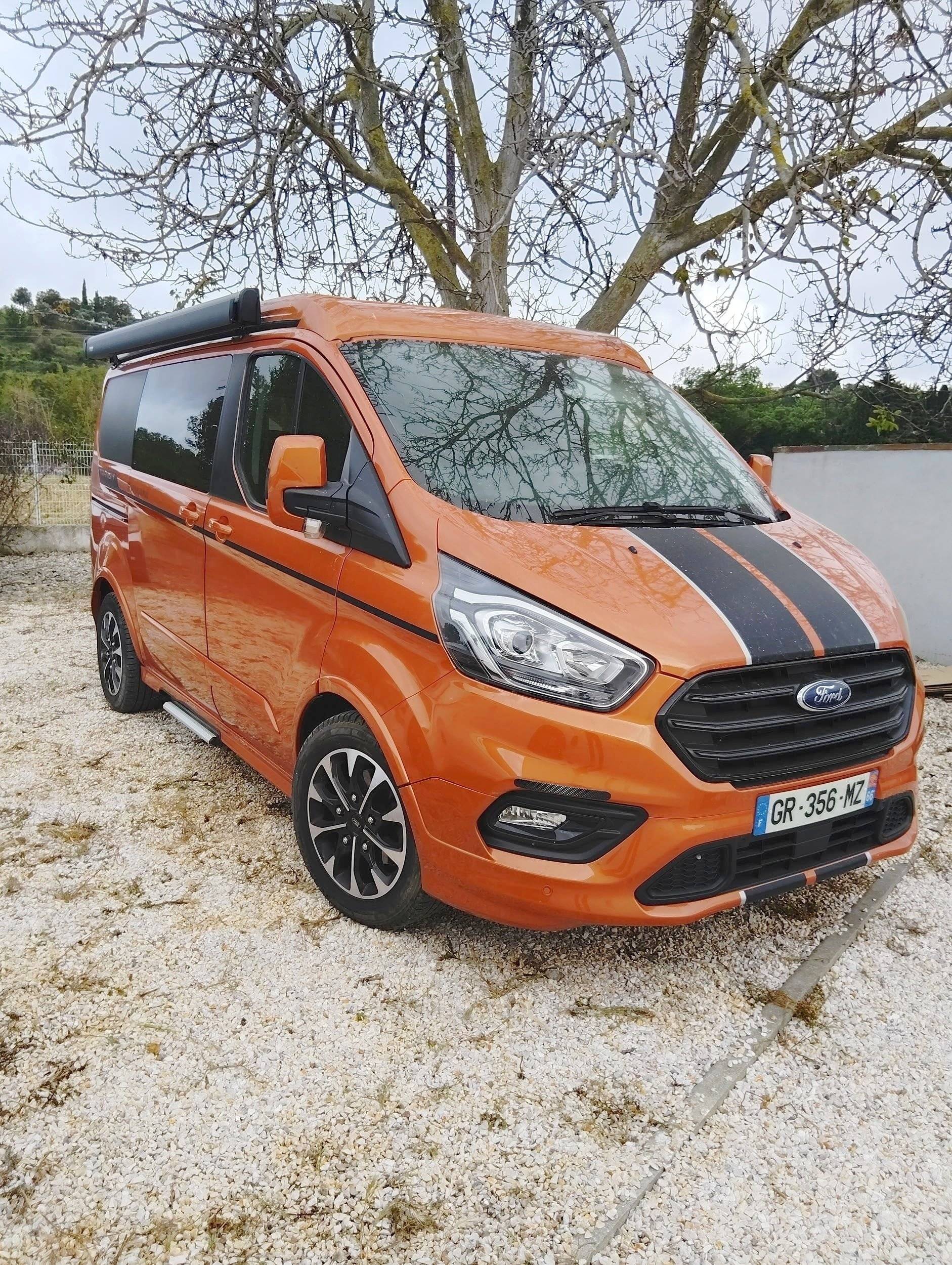 Vista del vehicle angle davanter Ford 170cv automatique - Yescapa