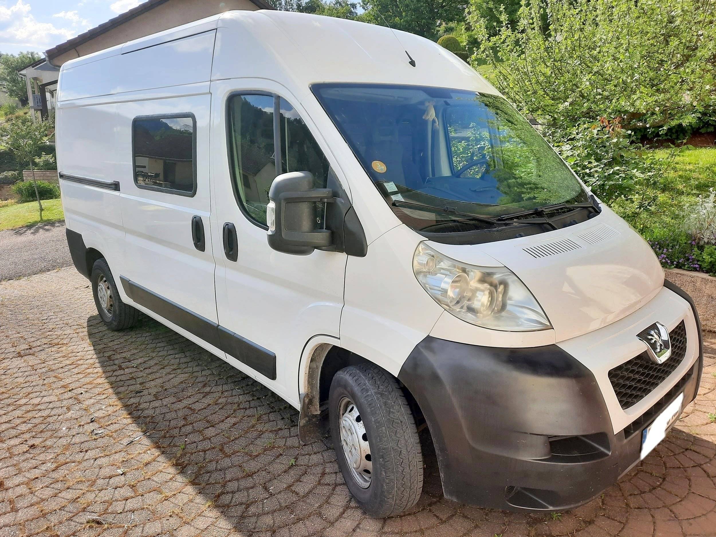 Front view from 3/4 Peugeot Boxer - Yescapa