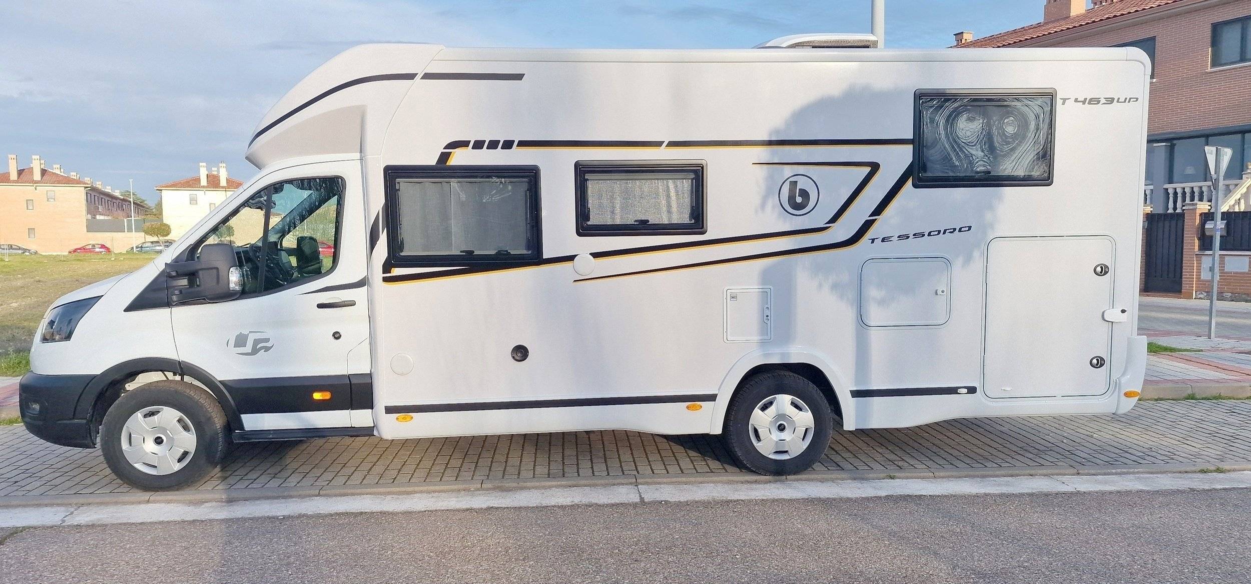 Voorkant 3/4 Ford - Yescapa