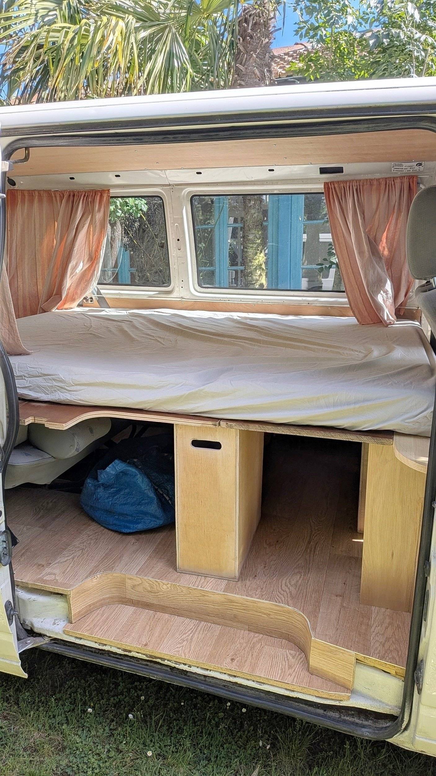Berth Volkswagen T4 2,5l 102cv - Yescapa
