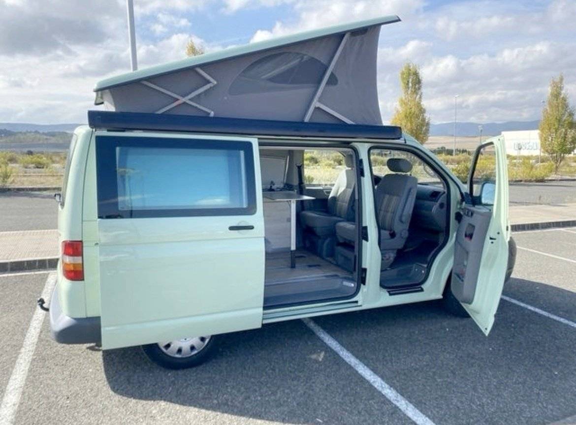 Vista de 3/4 Volkswagen T5 2.5 TDI 130 - Yescapa