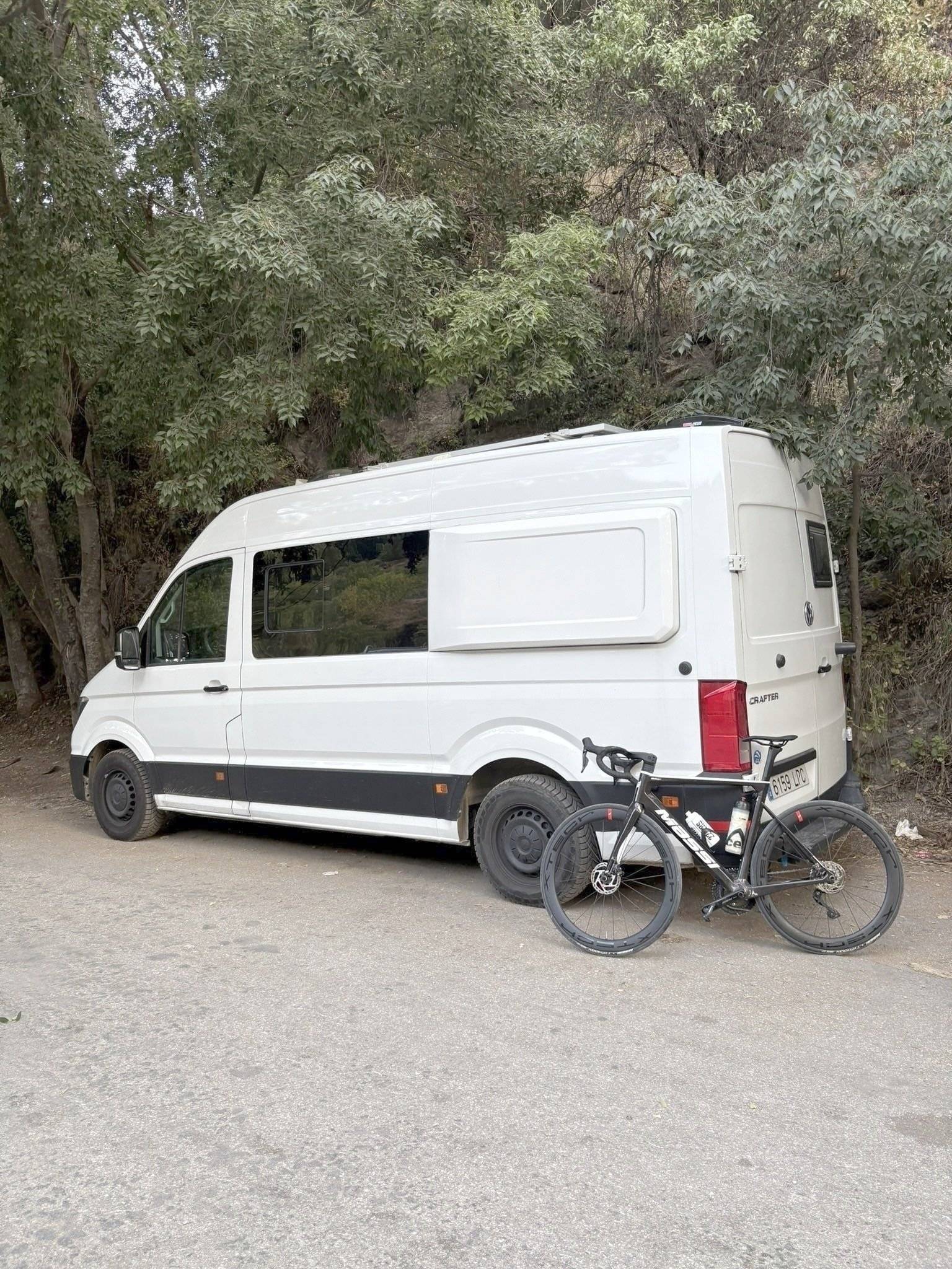 schräge Vorderansicht Volkswagen Crafter 35 2 l 163 ch - Yescapa