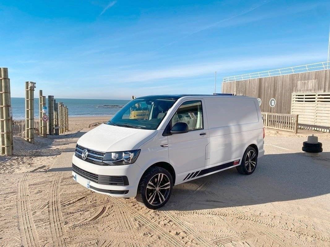 Front view from 3/4 Volkswagen Volkswagen Transporter T6 - Yescapa
