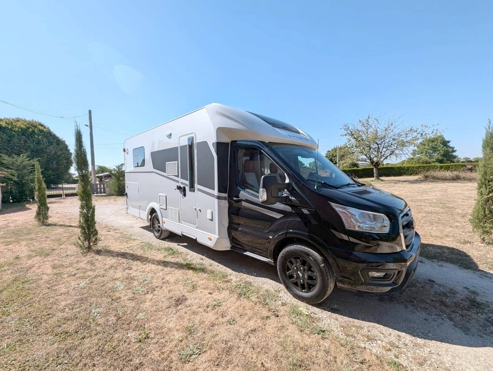 Vue avant de 3/4 Ford Ford TRANSIT 155CV - Yescapa