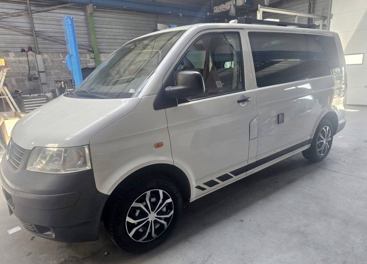Front view from 3/4 Volkswagen 2,5l TDI 130 ch - Yescapa