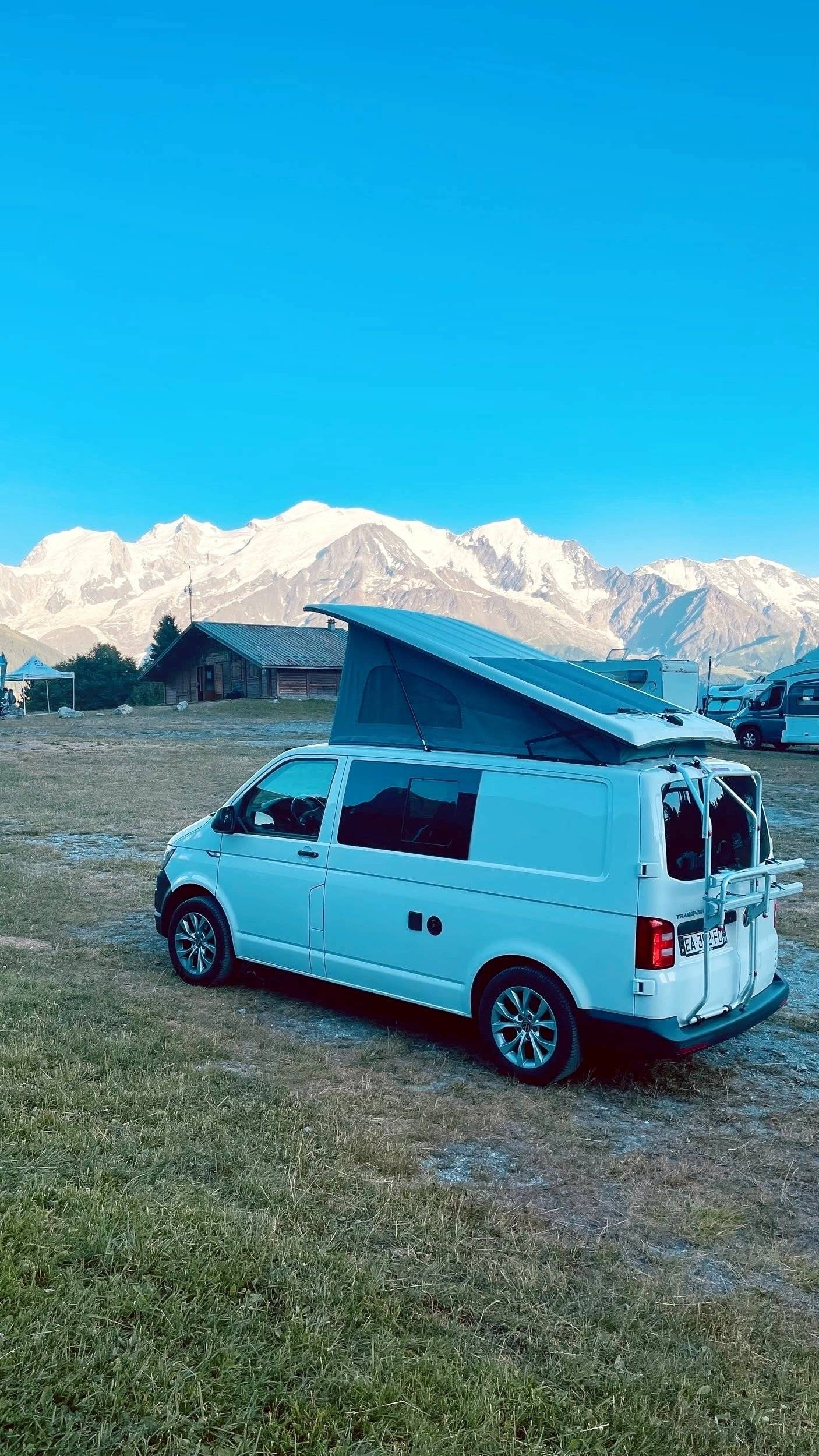 Vista parte trasera del vehículo Volkswagen T6 2,0 l 204 ch - Yescapa