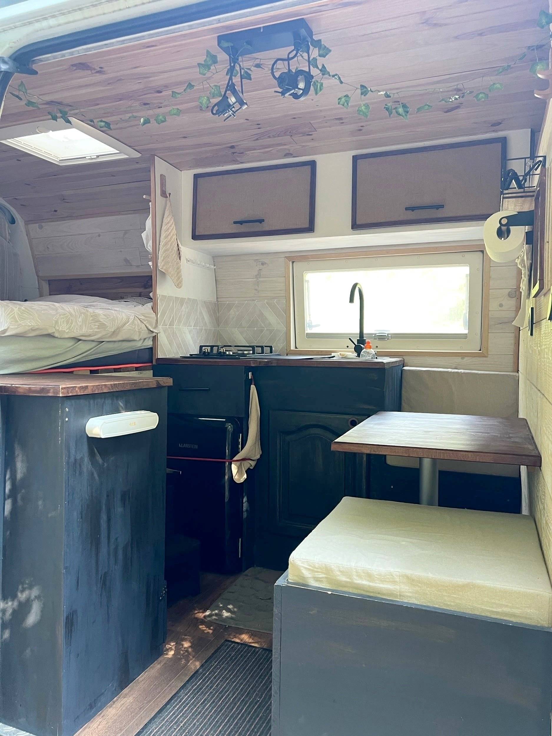 Dining Area Renault Master - Yescapa