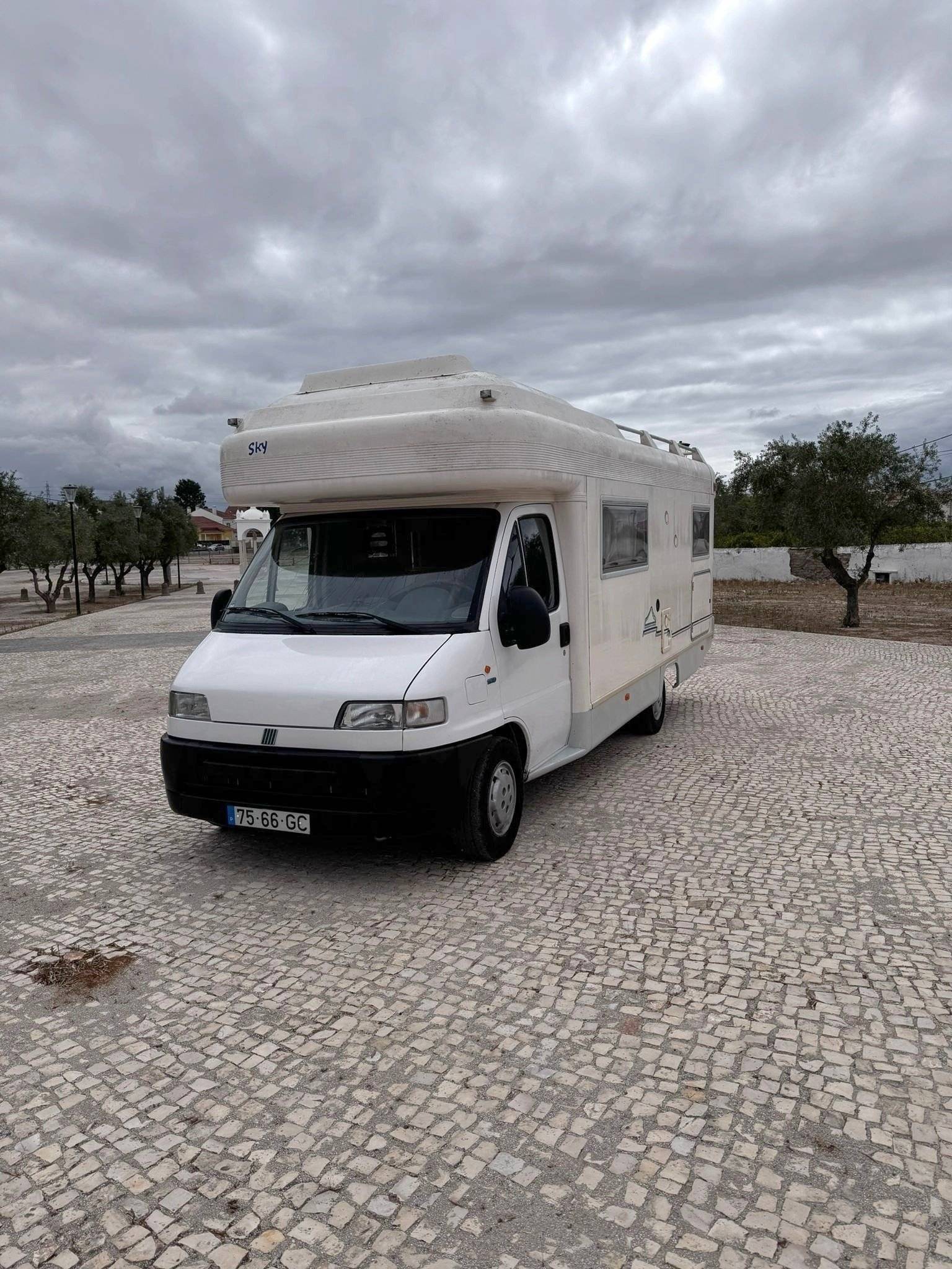 Vista frontale a ¾ Fiat Fiat Ducato - Yescapa