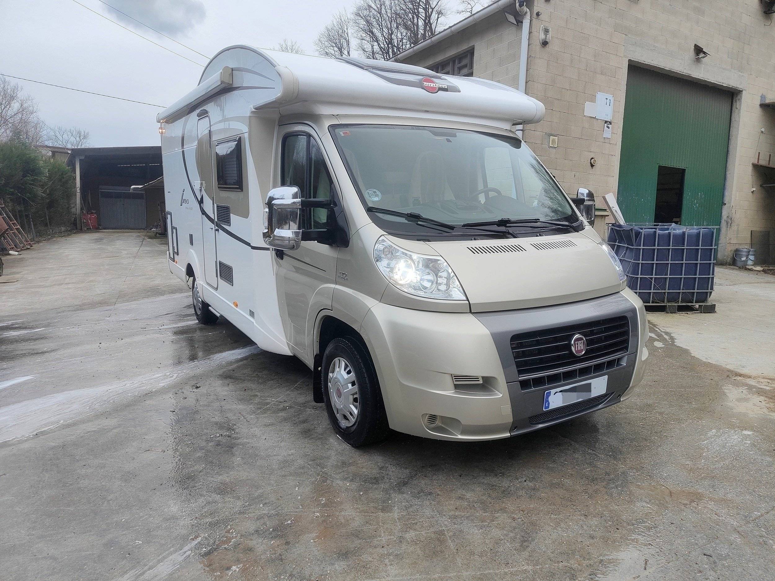 Vista del vehicle angle davanter Fiat - Yescapa