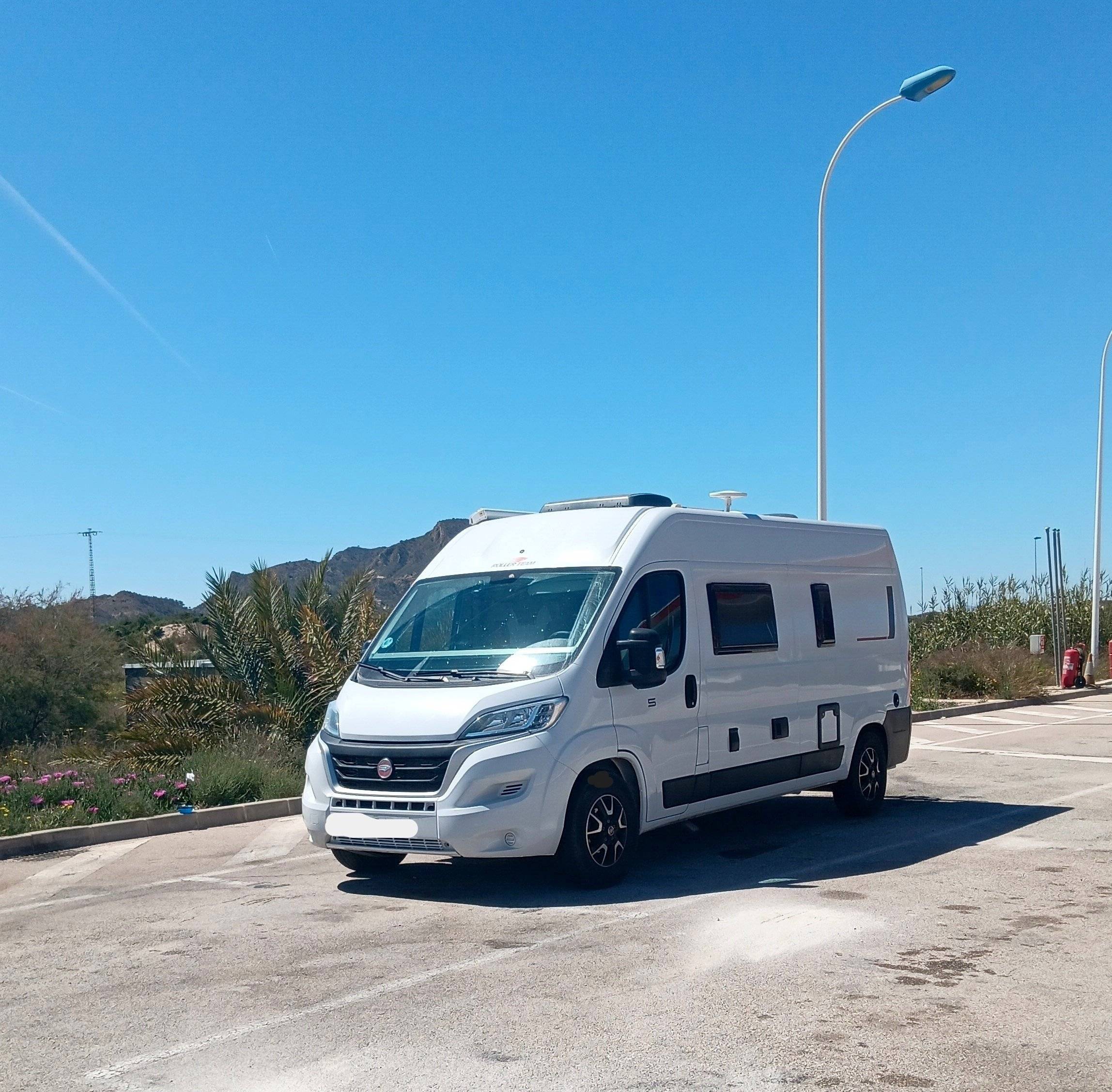 schräge Vorderansicht Fiat Ducato 2,2 l Multijet 100 ch. - Yescapa