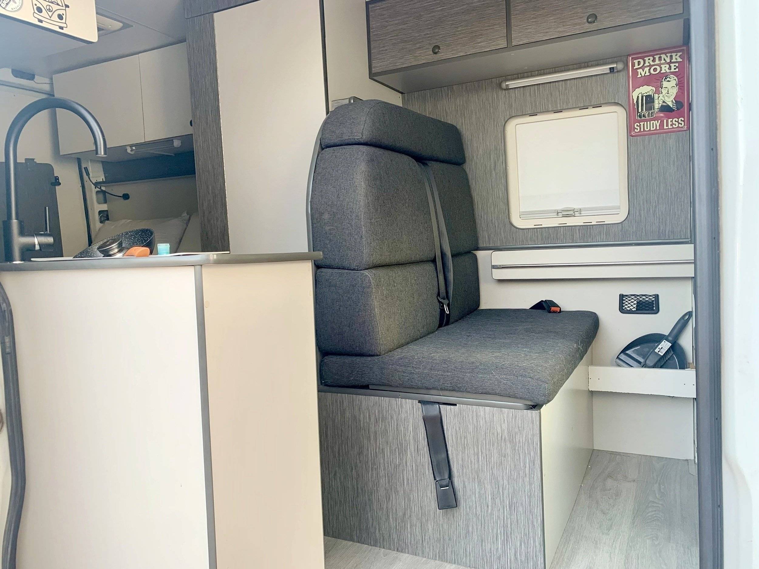 Dining Area Mercedes Sprinter 313CDI - Yescapa