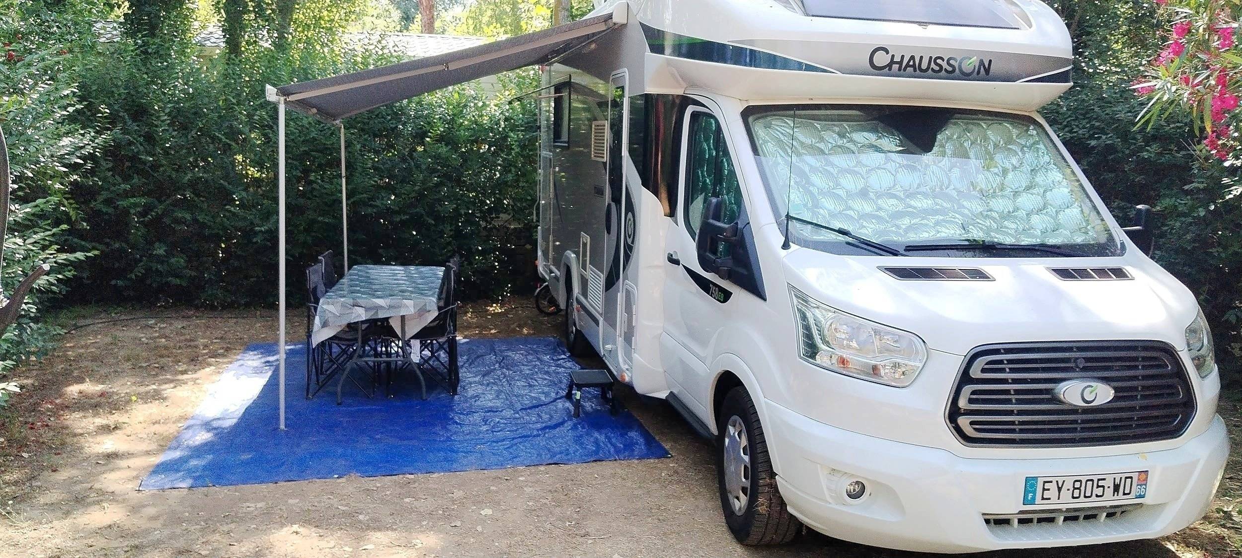 Front view from 3/4 Ford Transit 2,0 l 170 ch - Yescapa