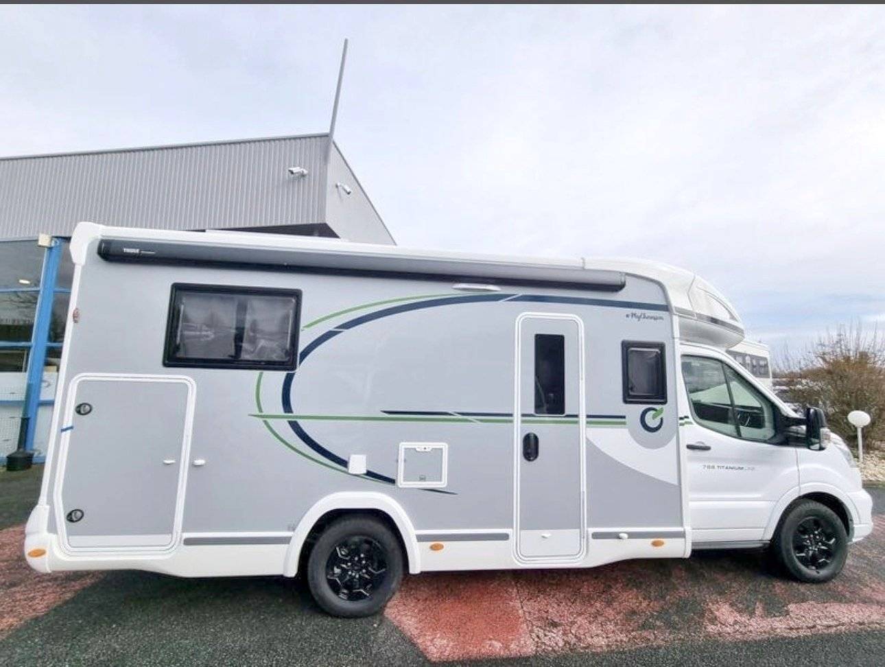 Vue avant de 3/4 Ford transit 170 - Yescapa