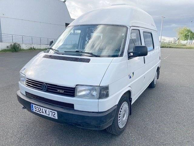 Front view from 3/4 Volkswagen T4 - Yescapa
