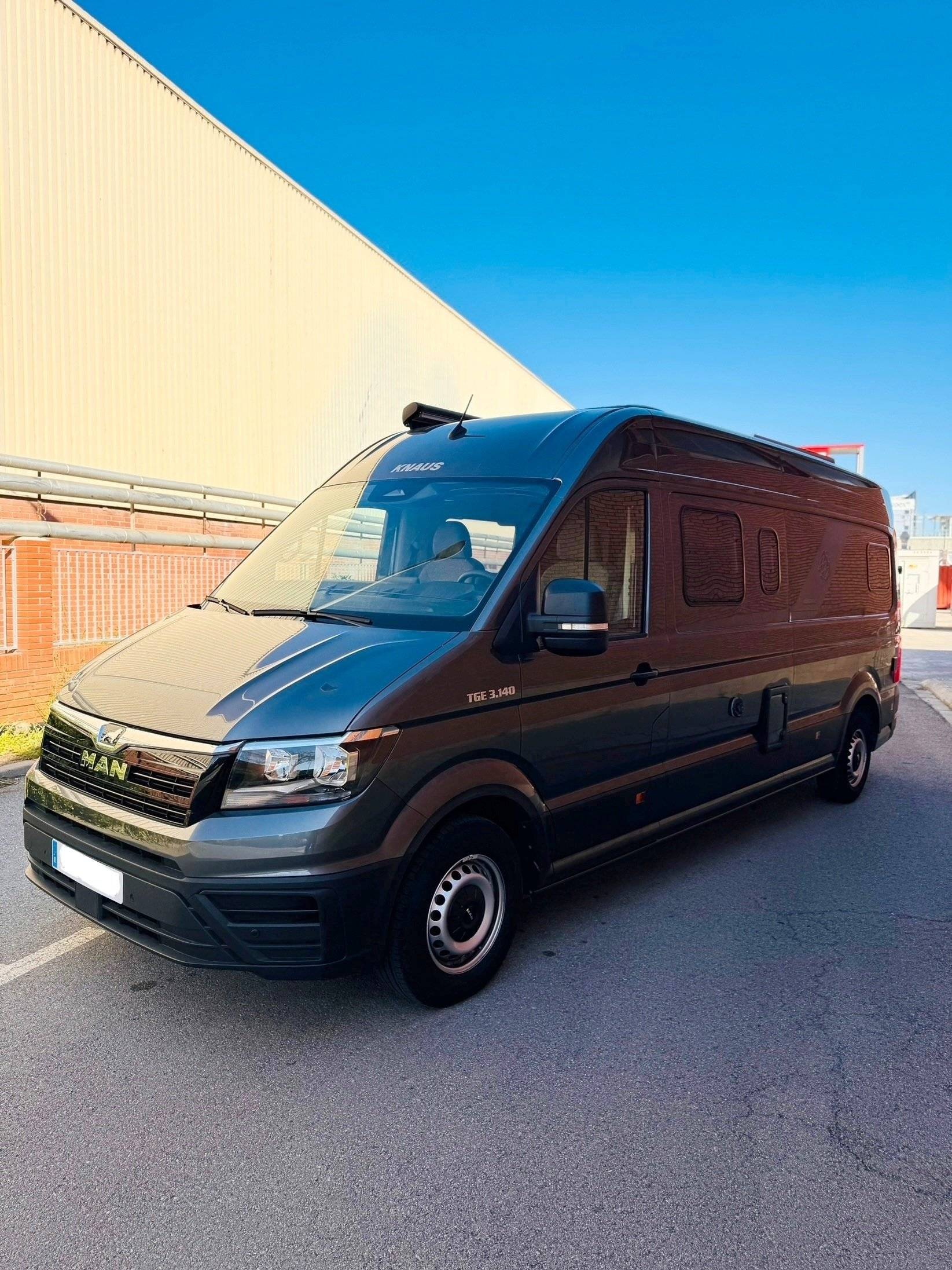 Vista del vehículo ángulo delantero MAN TGE 3.140 - Yescapa