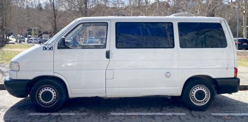 Front view from 3/4 Volkswagen 2.4D - Yescapa