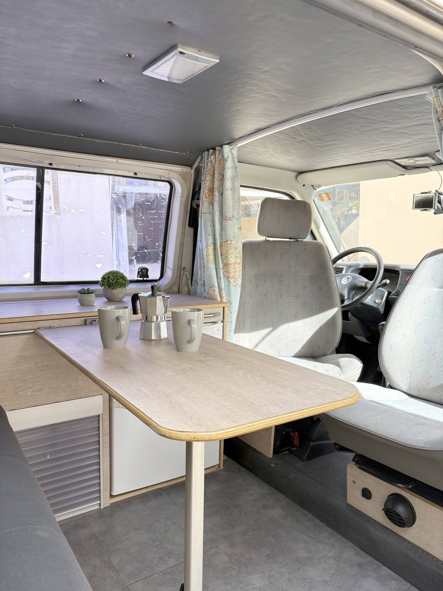 schräge Vorderansicht Volkswagen 2.4D - Yescapa