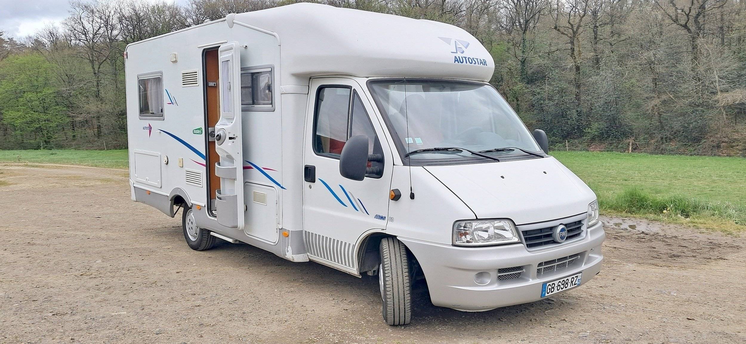 Vue avant de 3/4 Fiat 2,3 l 130 ch - Yescapa