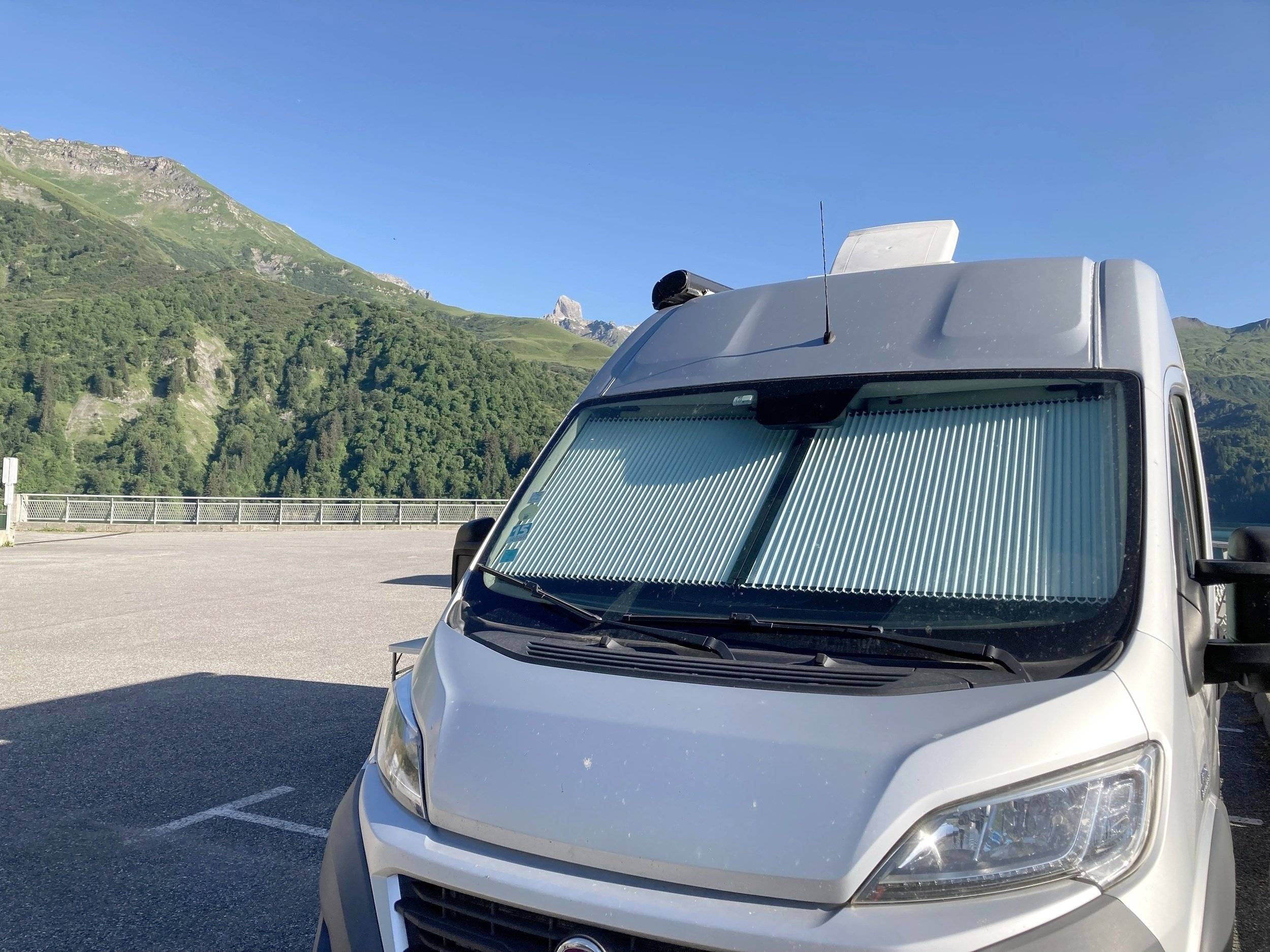 Vista del vehicle angle davanter Fiat Ducato 3,0 l 180 ch - Yescapa