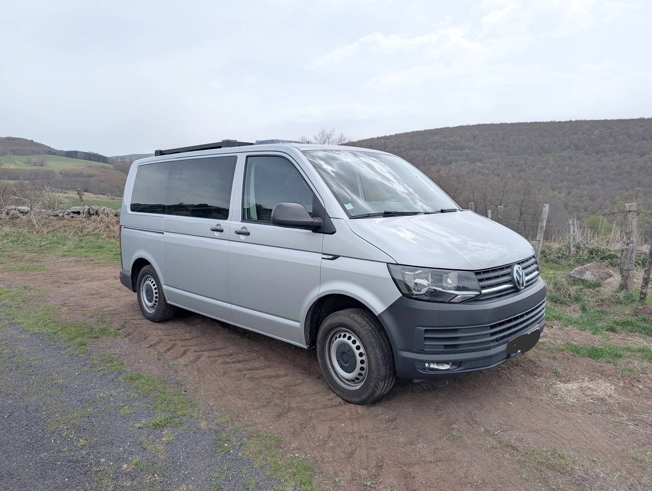 Vista del vehicle angle davanter Volkswagen T6 2 l 102 ch - Yescapa