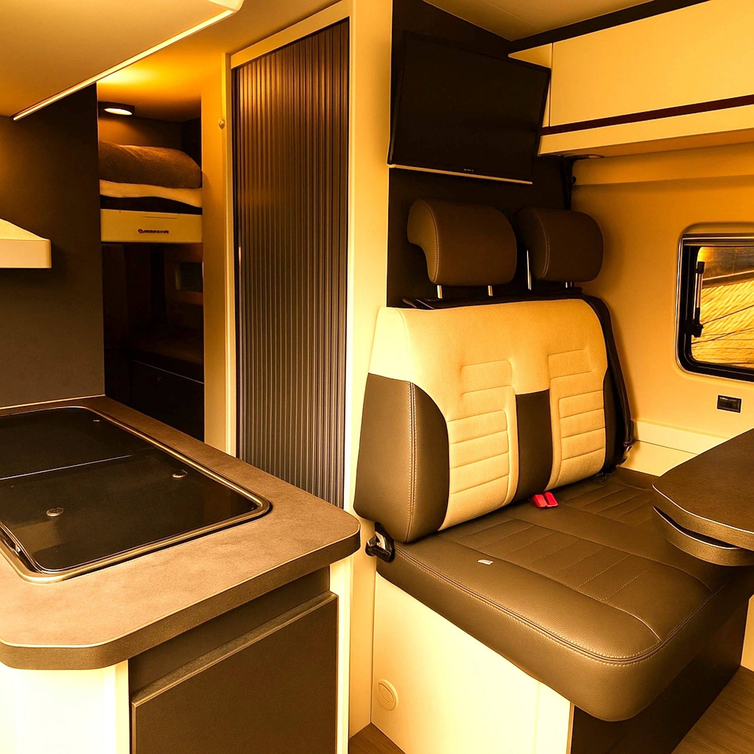 Dining Area Fiat ADRIA - Yescapa